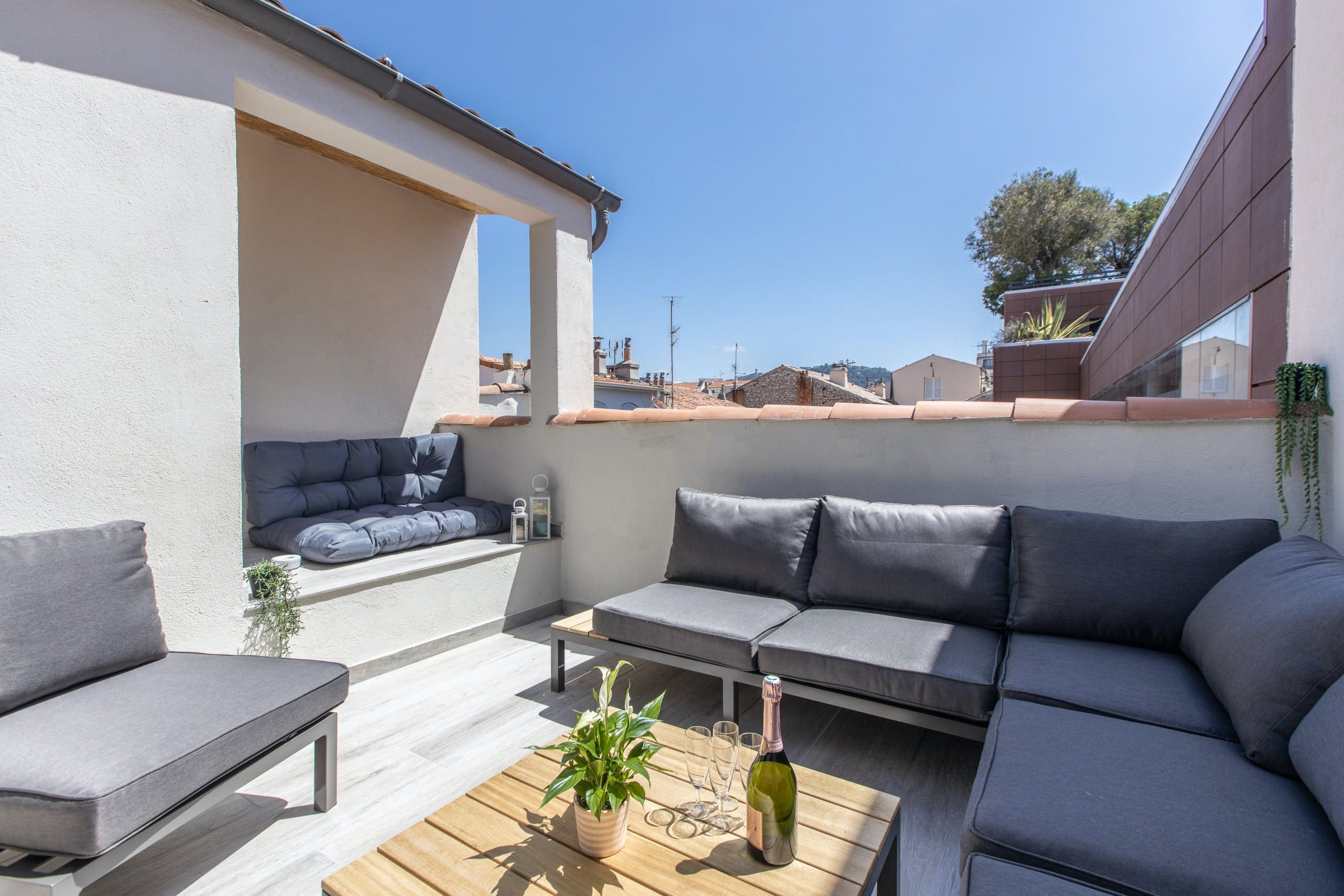 Mas Esterel Cannes: Elegant 4-Bedroom Apartment with Hot Tub and Sea Views, Cannes