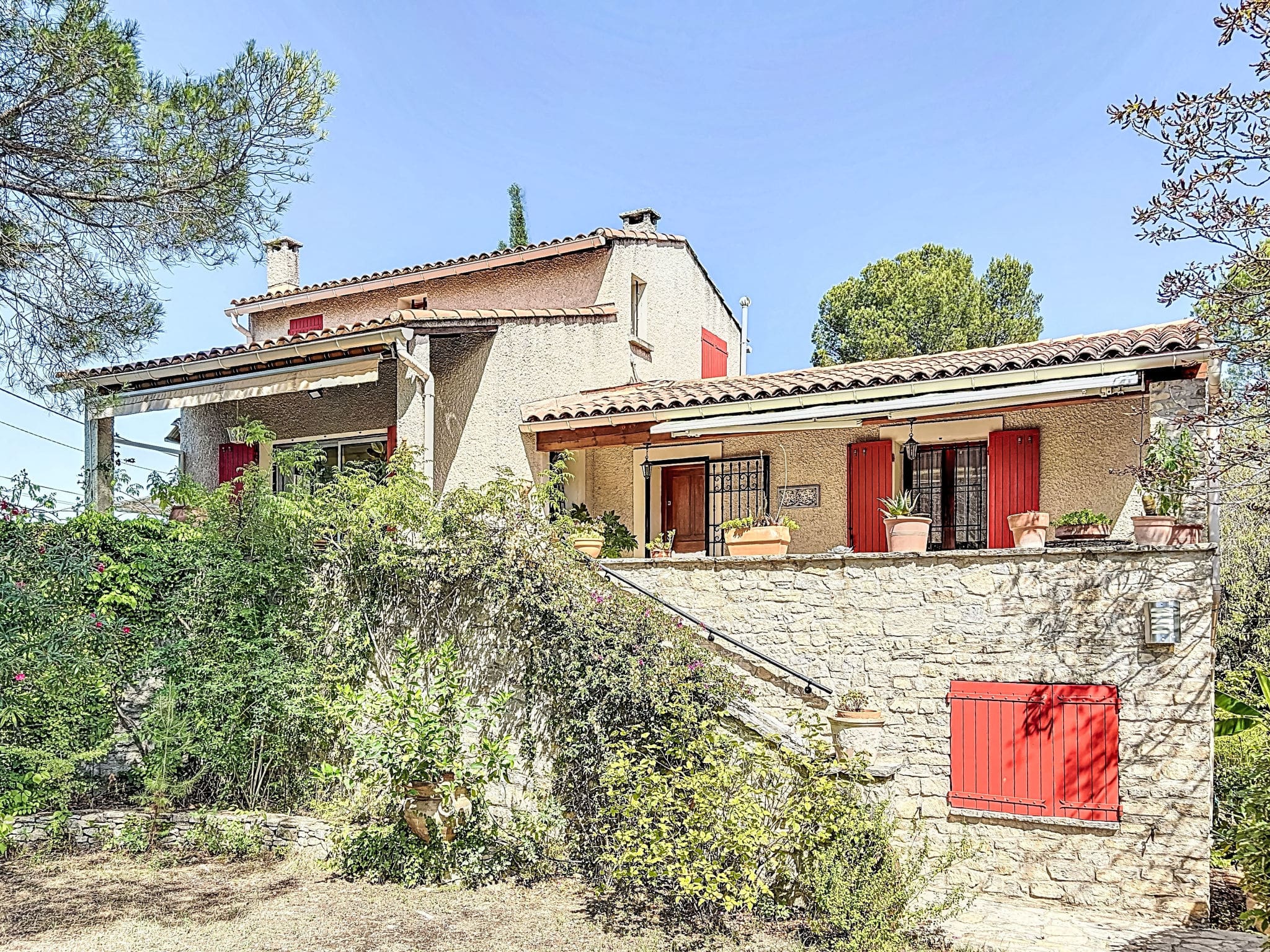 Mas Garrigue Nimes: Spacious Five-Bedroom Family Villa with Private Pool and Garden near Historic Nimes