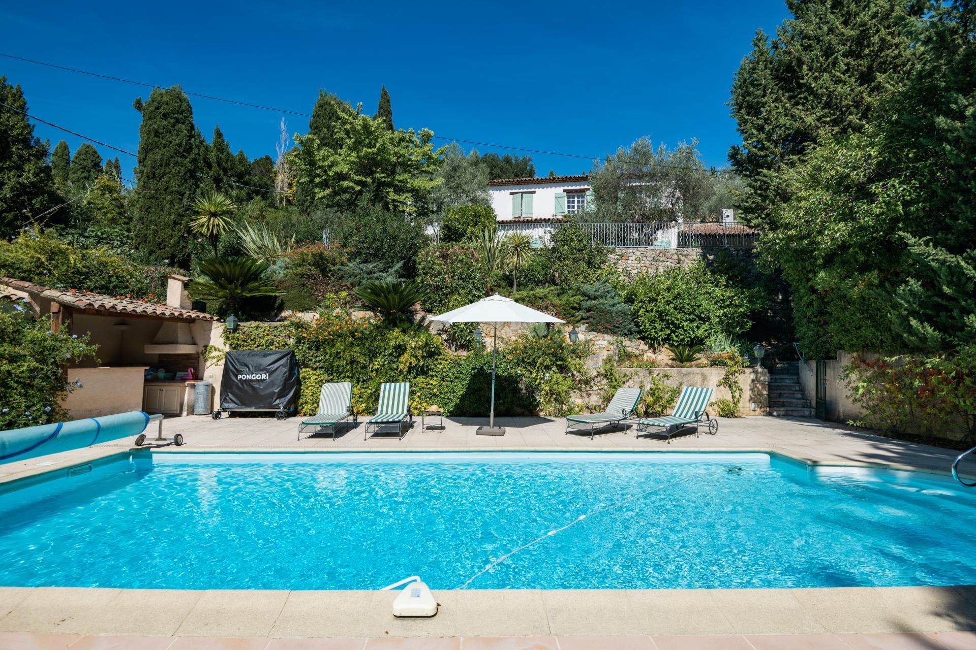 Mas Lavande Cannes: Spacious 6-Bedroom Villa with Pool and Tennis Court, Cannes