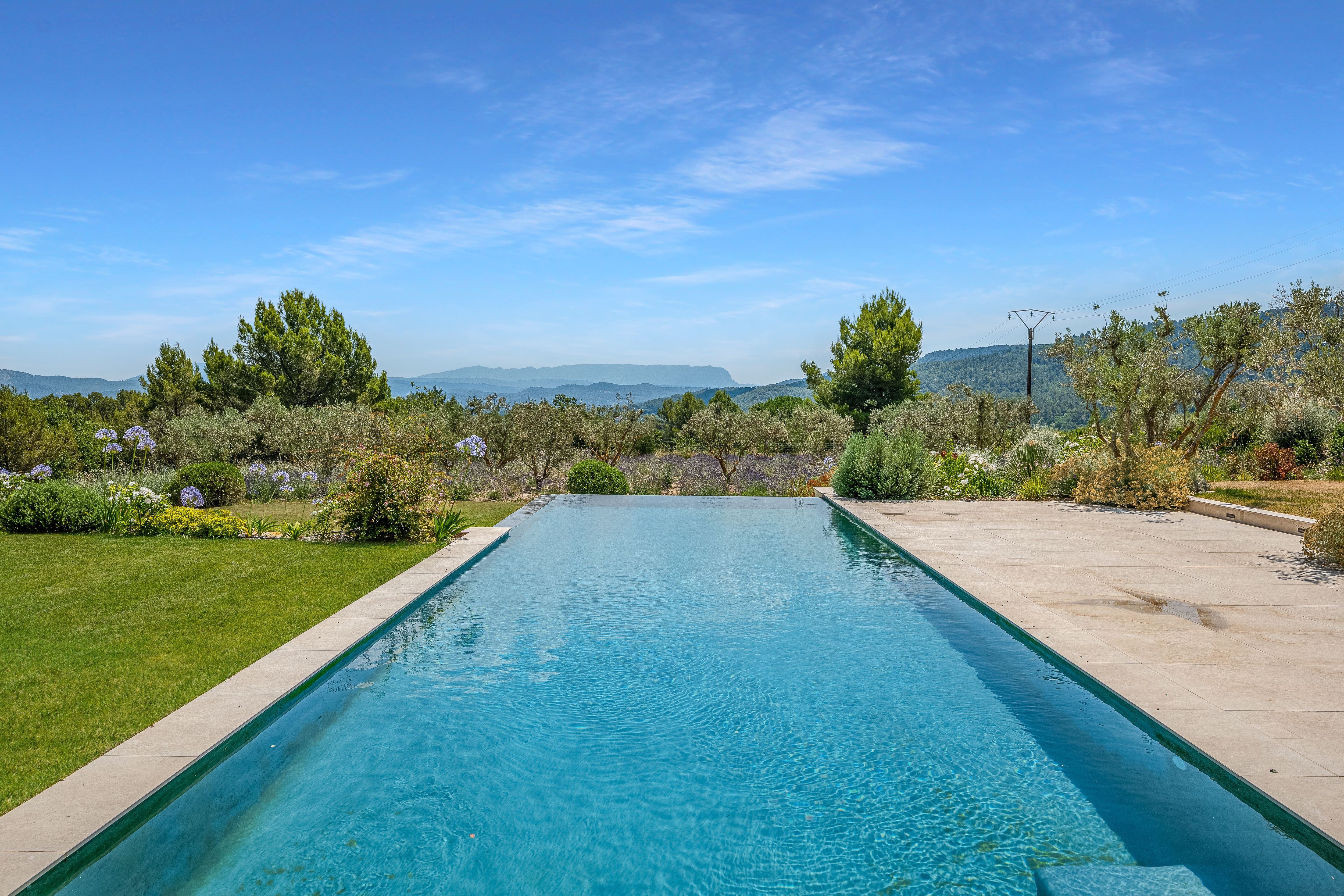 Mas Mistral Aix-en-Provence: Luxury 7-Bedroom Villa with Infinity Pool and Sauna, Aix-en-Provence