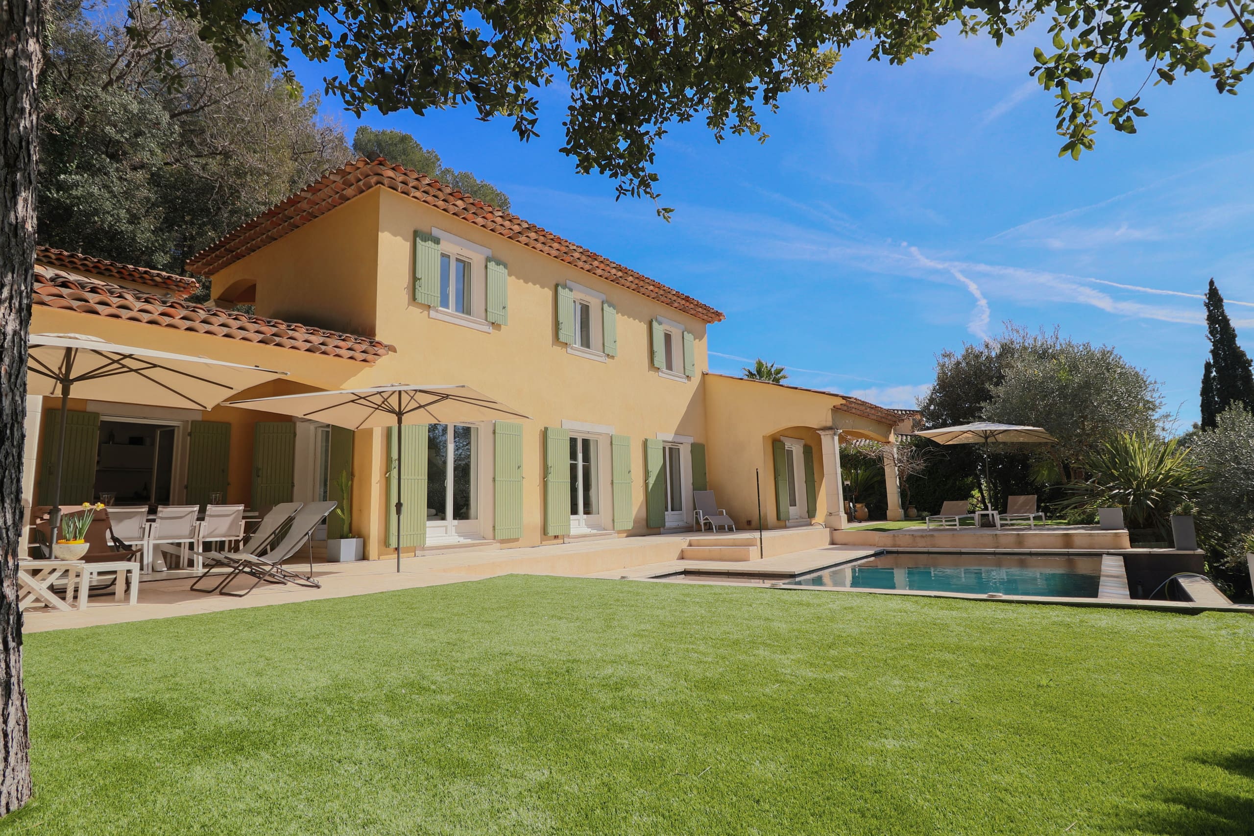 Mas Mistral Antibes: Luxury 3-Bedroom Villa with Pool and Family-Friendly Features, Antibes