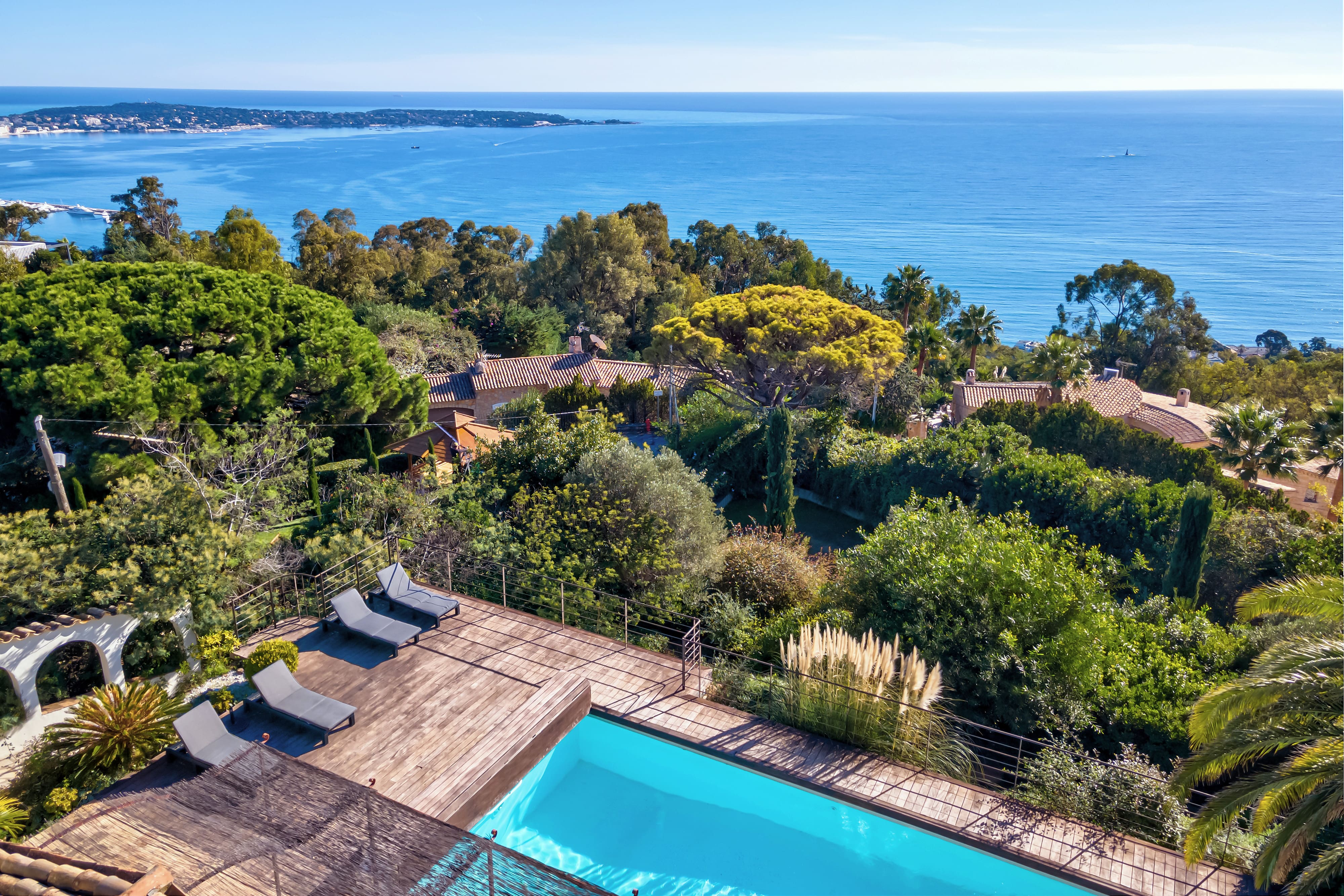 Mas Mistral Cannes Cannes 3: Luxury 4-Bedroom Apartment with Pool and Sea Views, Cannes