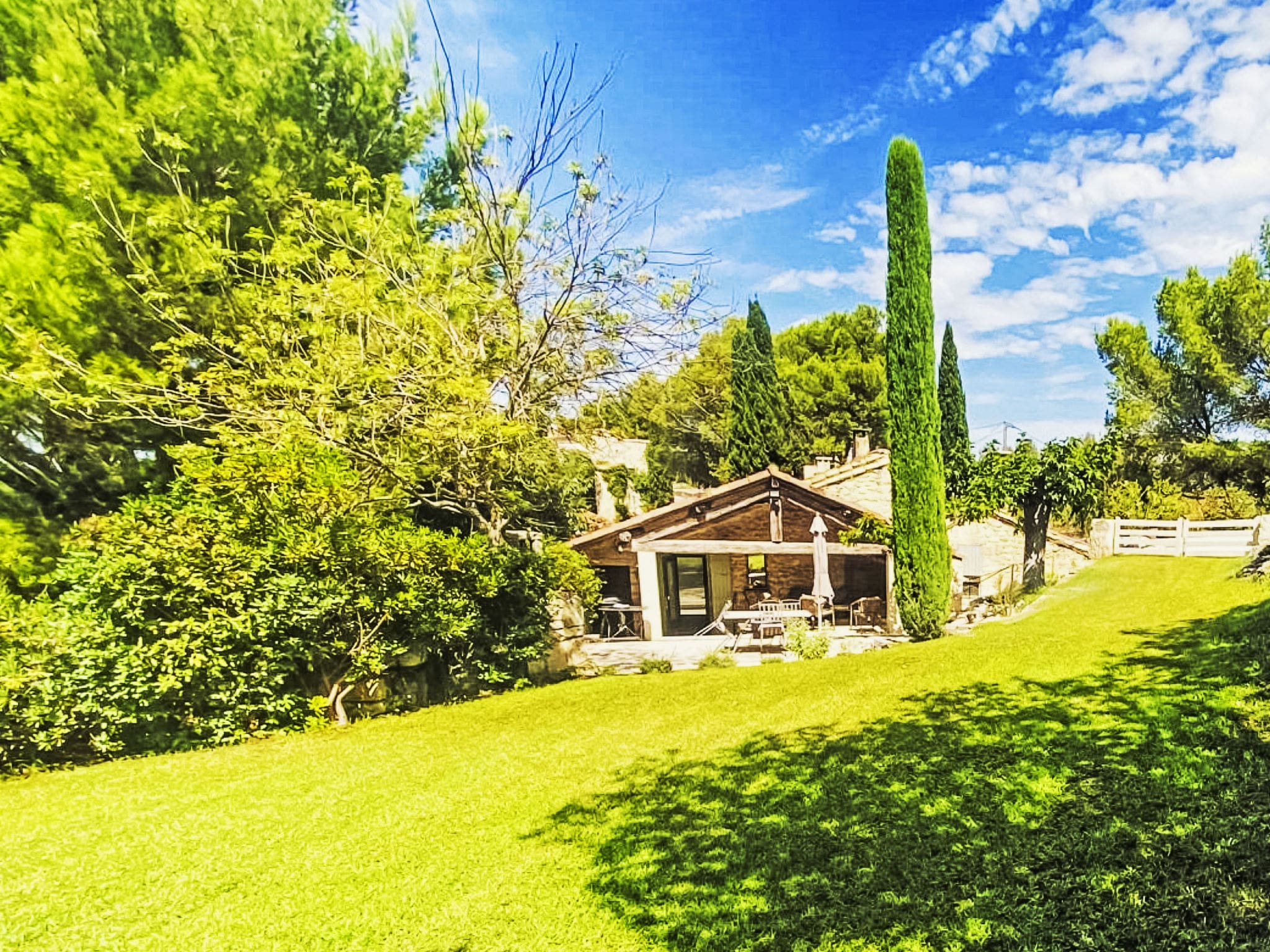 Mas Mistral Fontvieille: Stylish 3-Bedroom Villa with Private Pool and Terraced Gardens in Historic Provence
