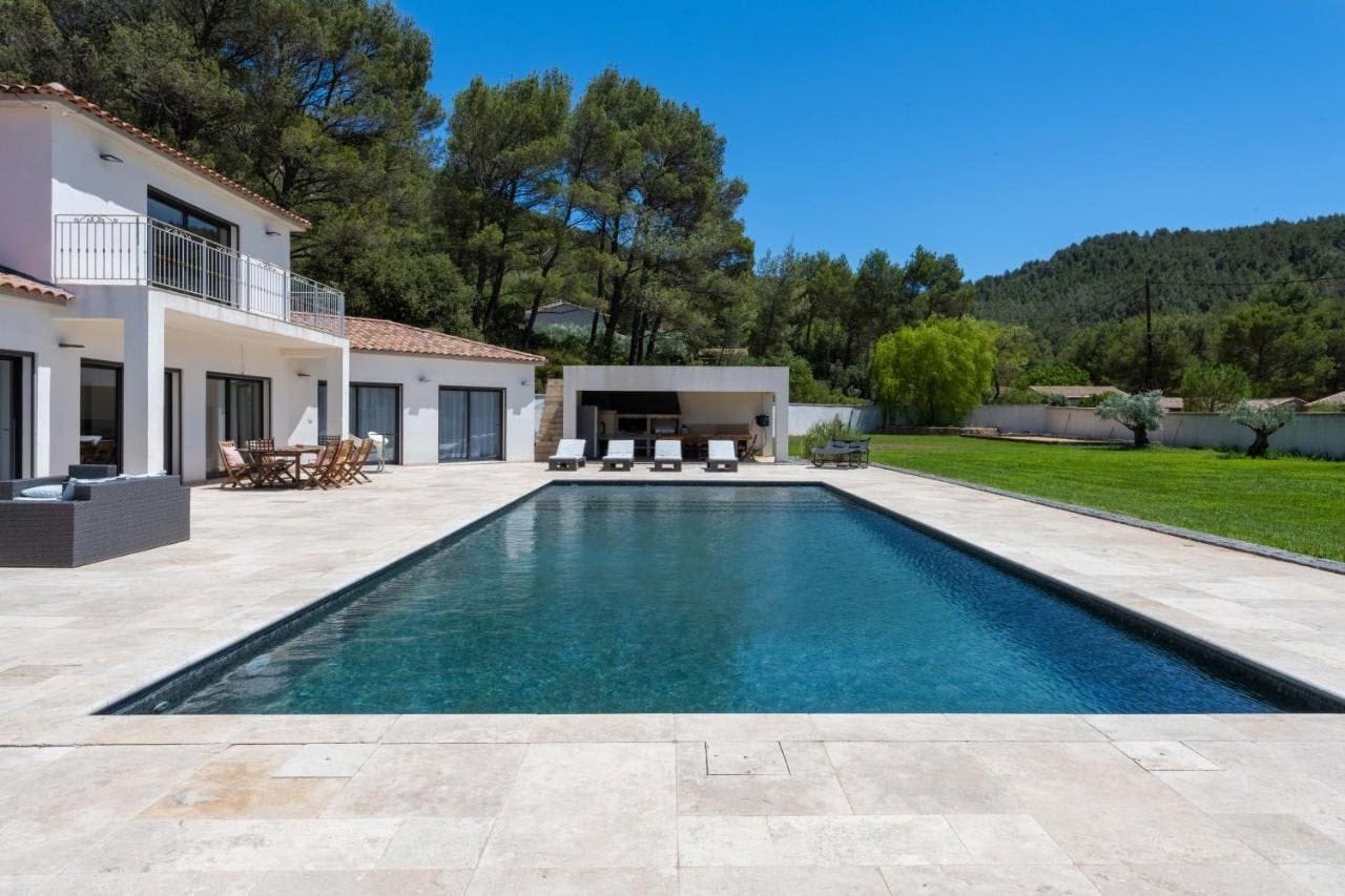 Mas Mistral Marseille: Luxury 4-Bedroom Villa with Heated Pool, Marseille