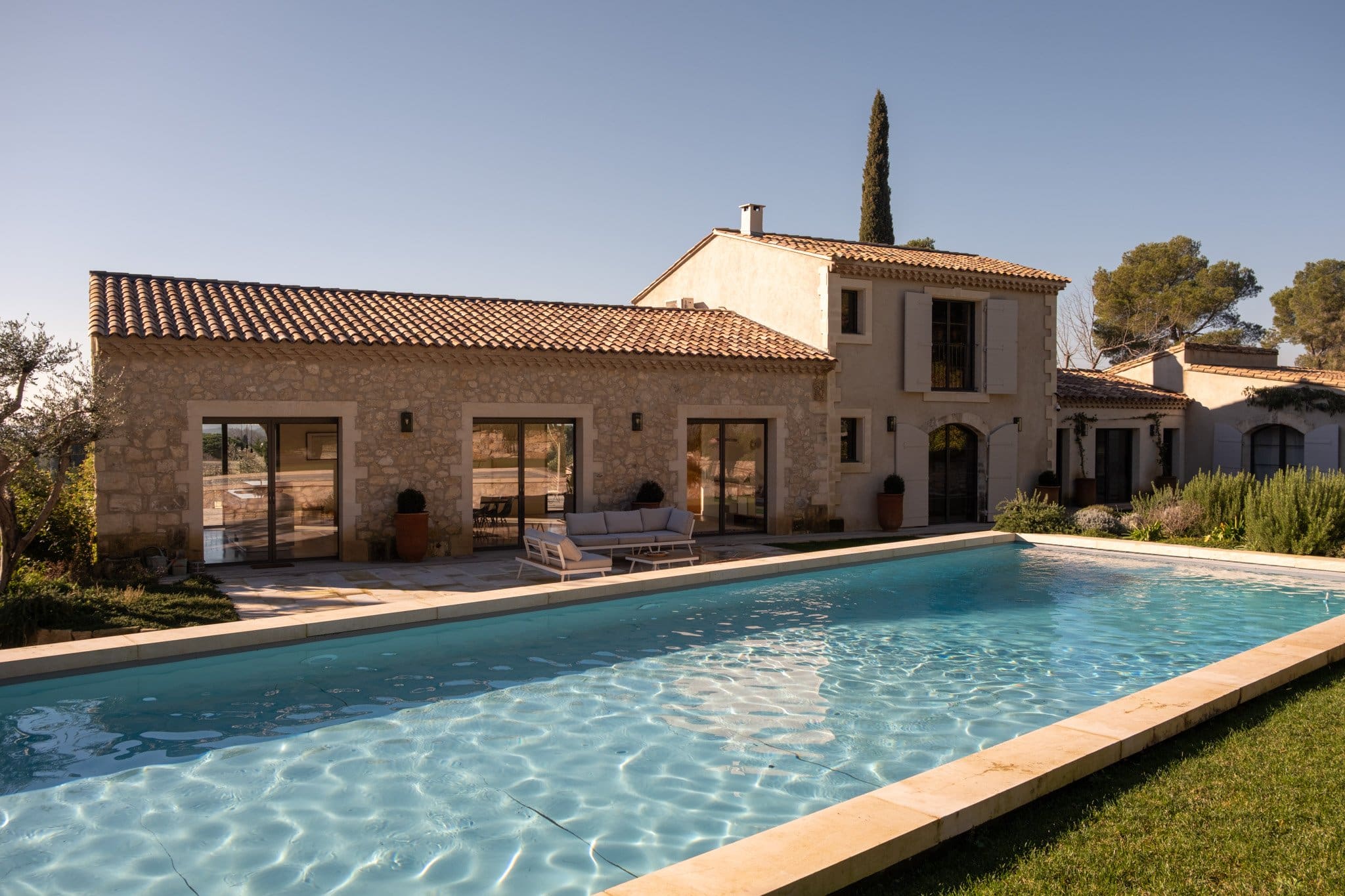 Mas Mistral Maussane: Luxury 6-Bedroom Villa with Pool and Family-Friendly Features, Provence