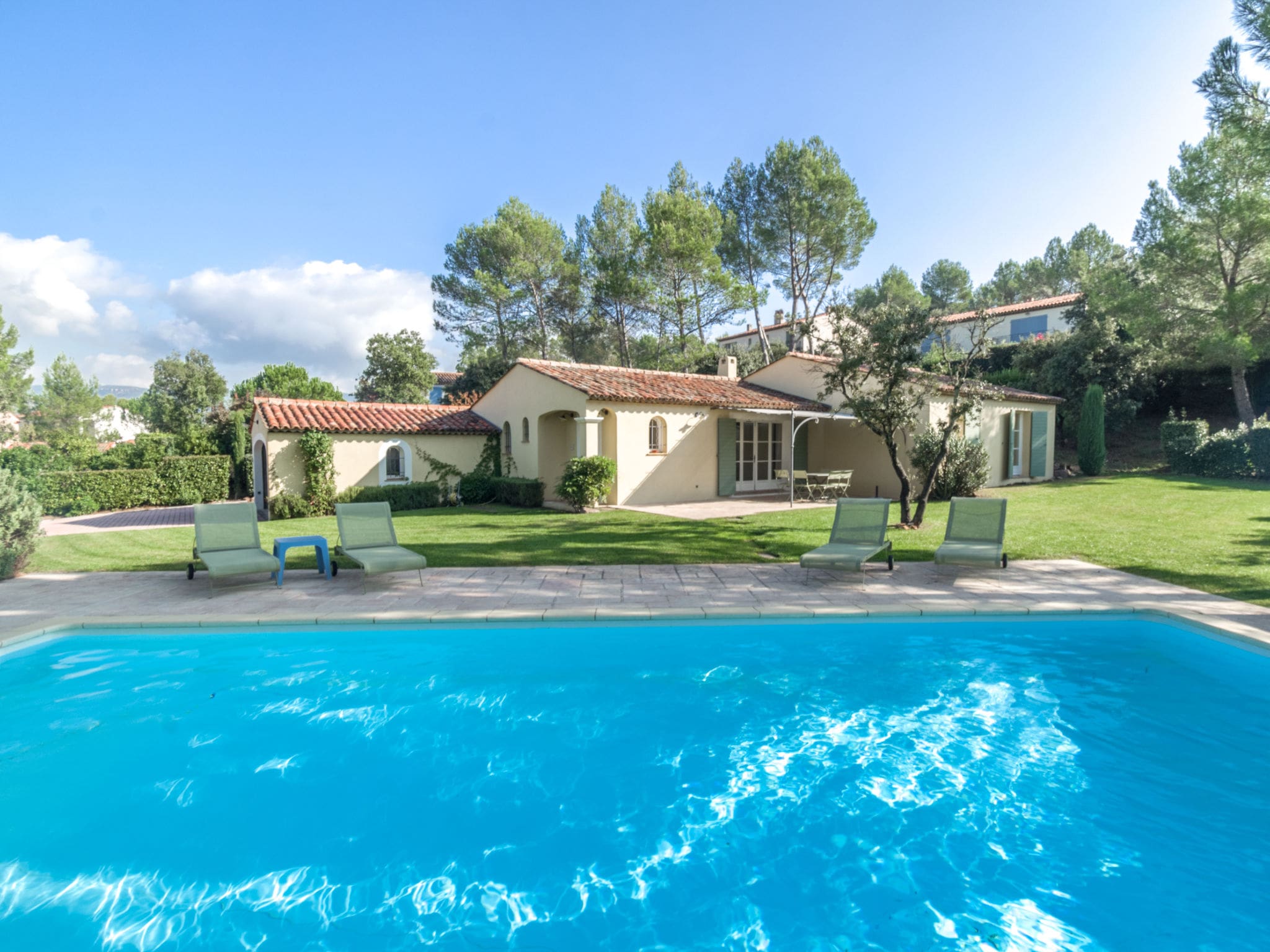 Mas Mistral Motte La Motte en Provence: Luxury 3-Bedroom Golf Resort Villa with Private Pool and Spa Facilities in Provence France