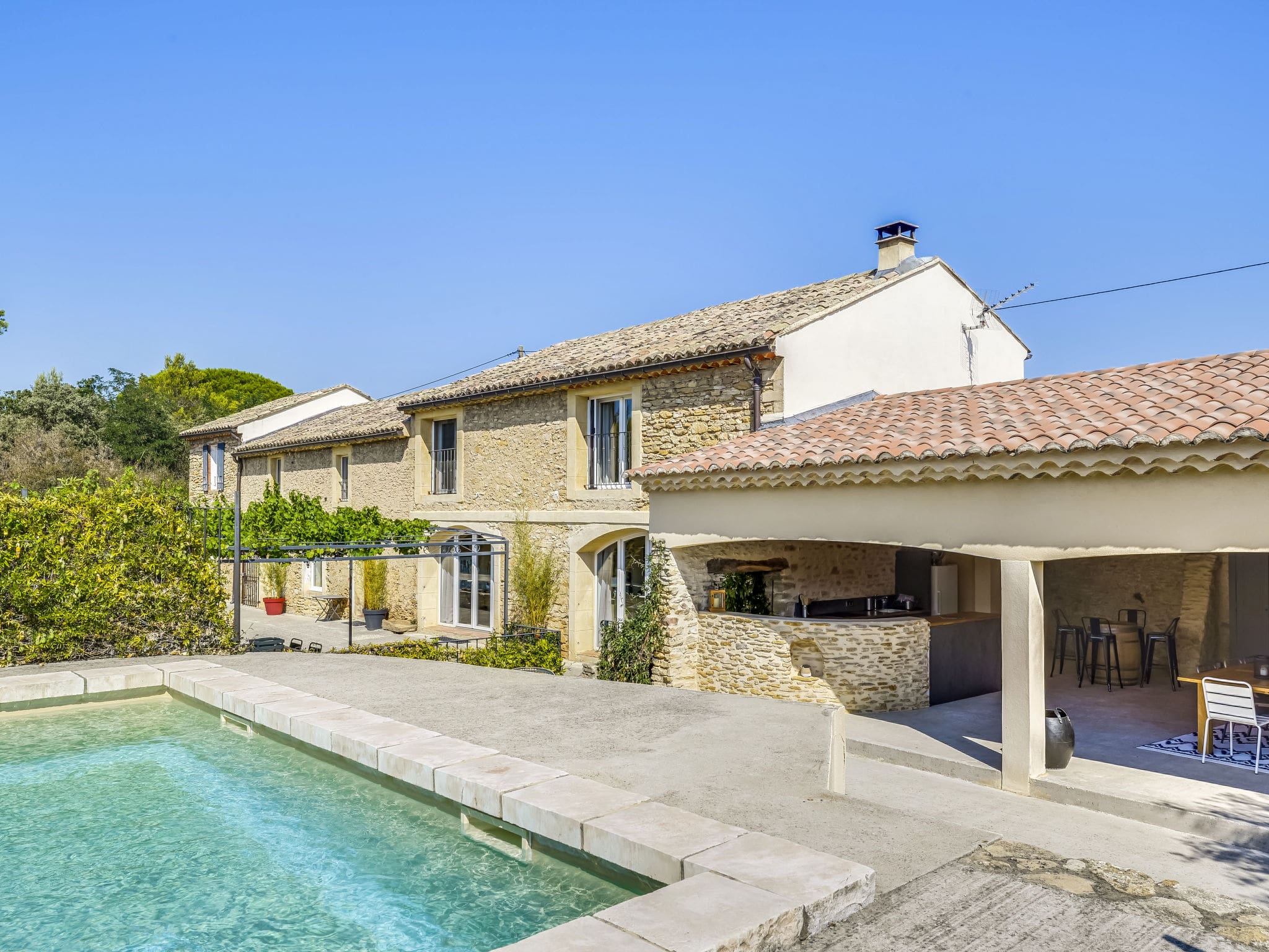 Mas Mistral Orange: Spectacular 4-Bedroom Luxury Villa with Private Pool and Cinema Room in Orange Provence France