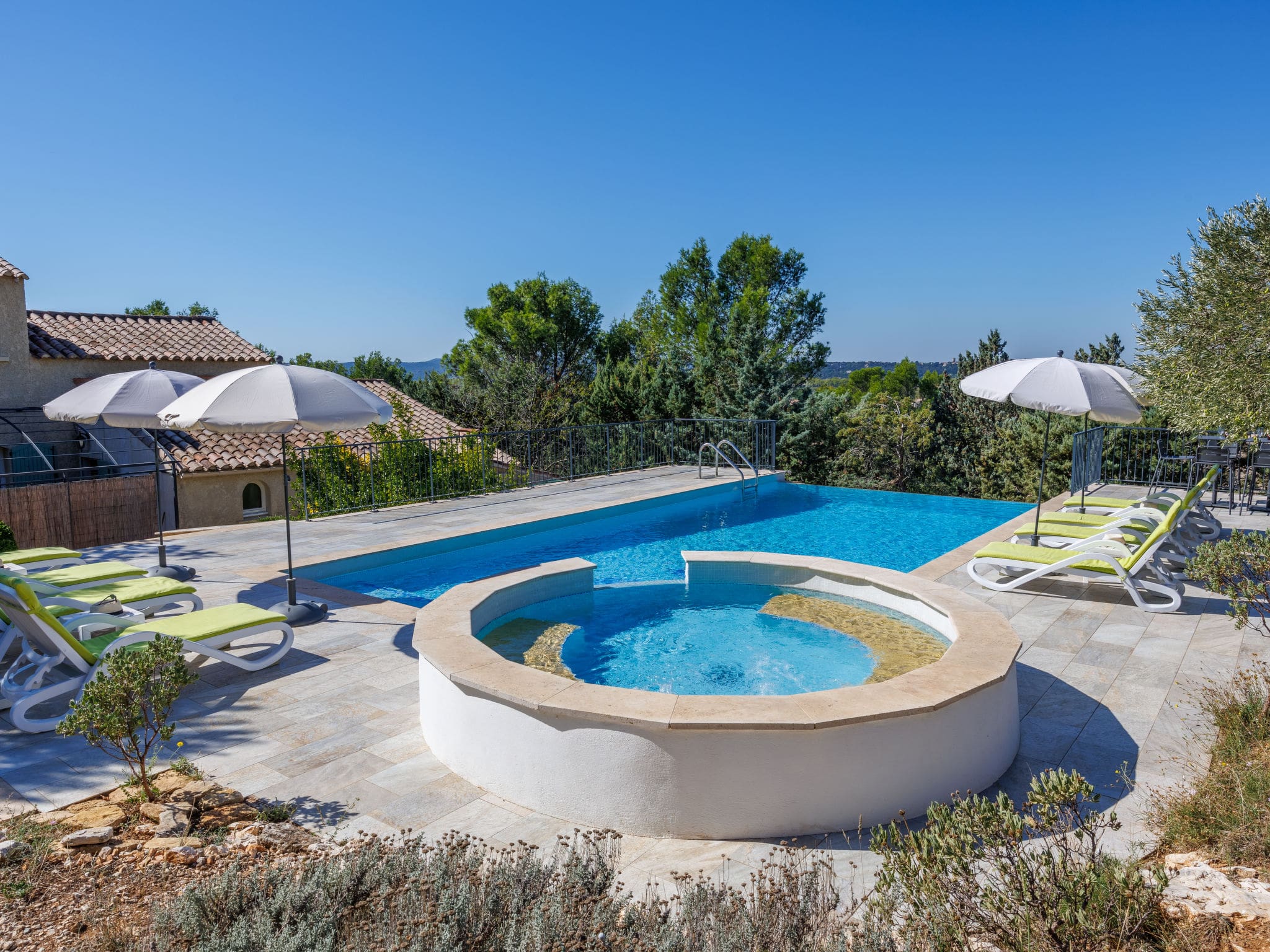 Mas Mistral Ozilhan: Elegant 4-Bedroom Family Villa with Private Pool and Hot Tub in Historic Provence
