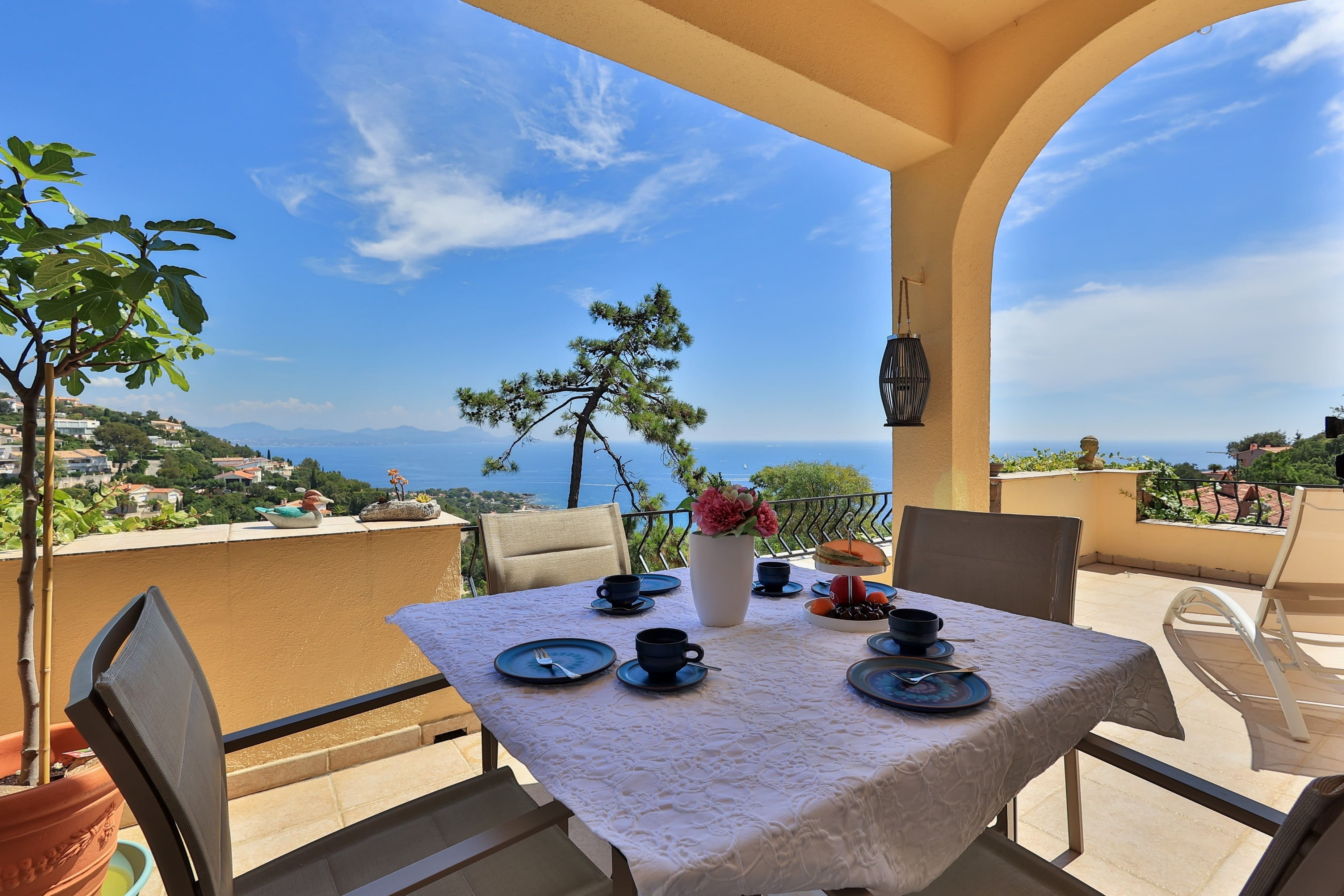 Mas Mistral Sainte-Maxime Sainte-Maxime 2: Luxury 2-Bedroom Apartment with Hot Tub and Sea View, Sainte-Maxime