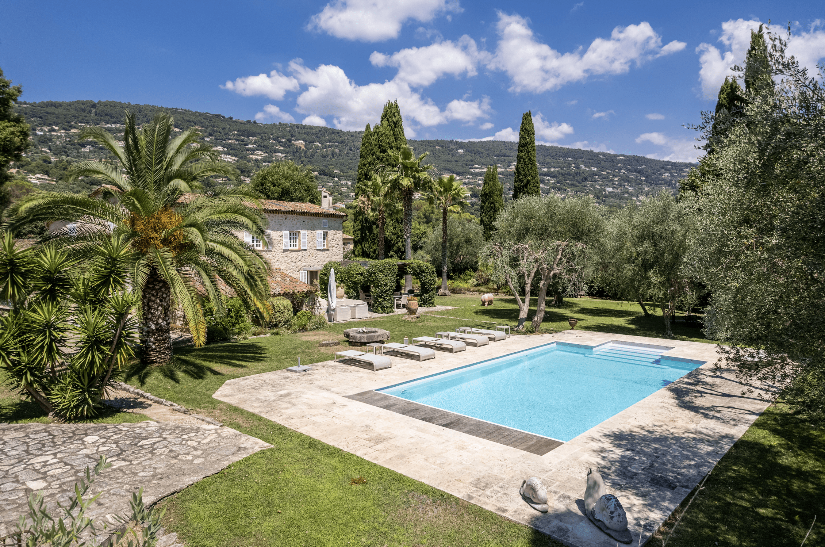 Mas Mistral Spéracèdes: Elegant 6-Bedroom Villa with Pool and Scenic Views, Côte d’Azur