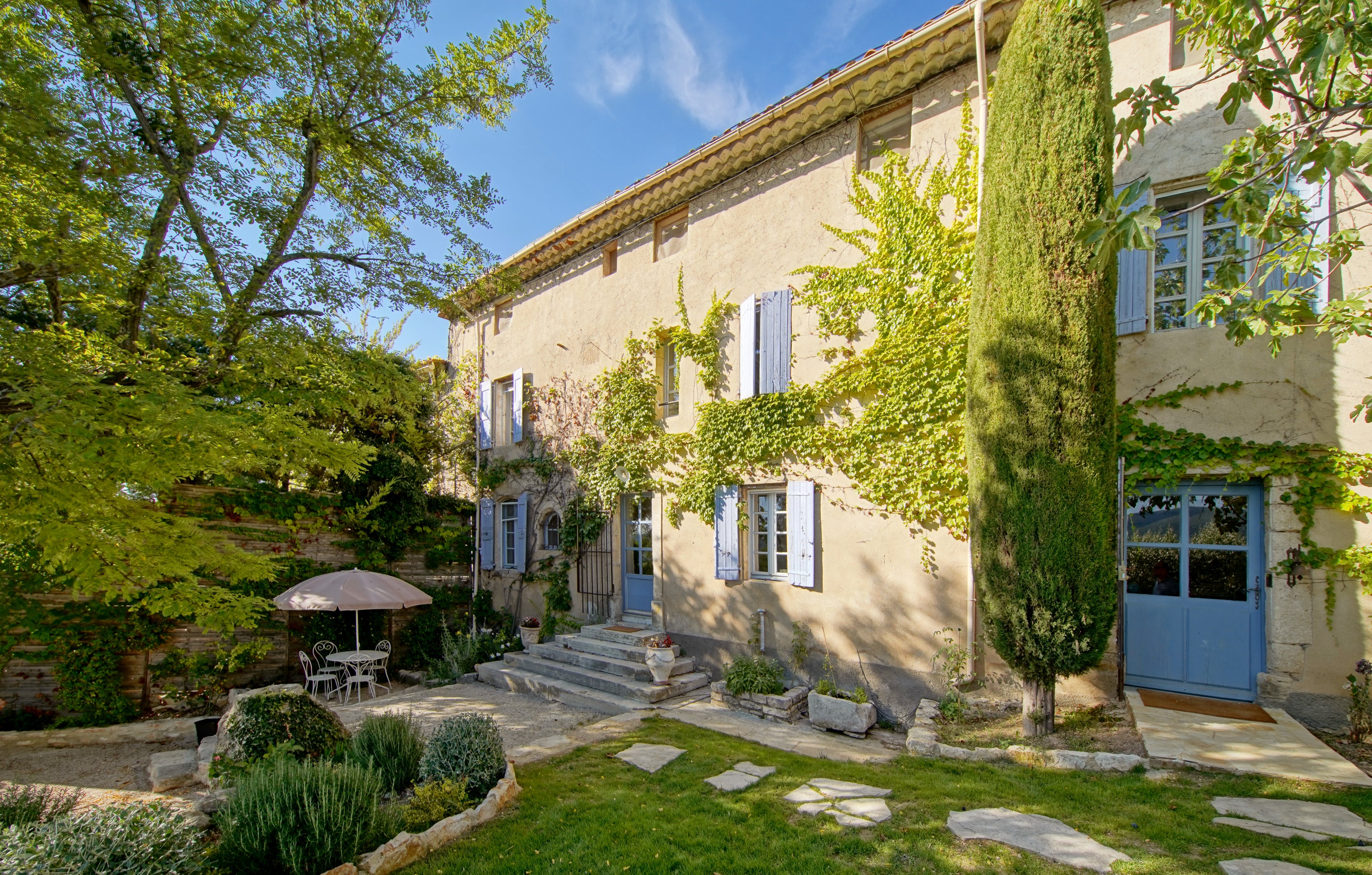 Mas Mistral Vaucluse Provence 12: Spacious 8-Bedroom Luxury Apartment with Pool, Vaucluse