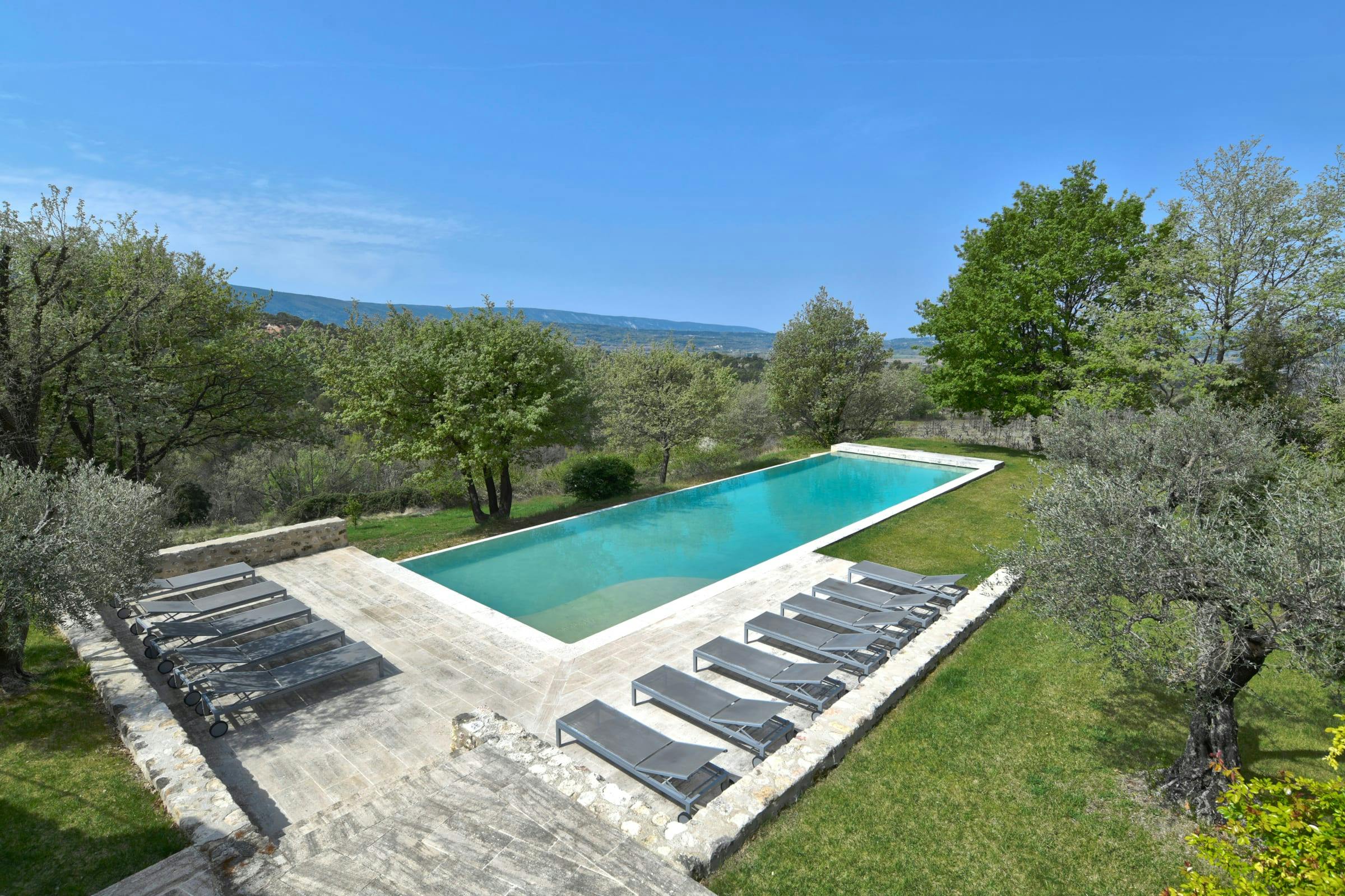 Mas Mistral Vaucluse Provence 17: Elegant 8-Bedroom Villa with Pool and Garden, Provence