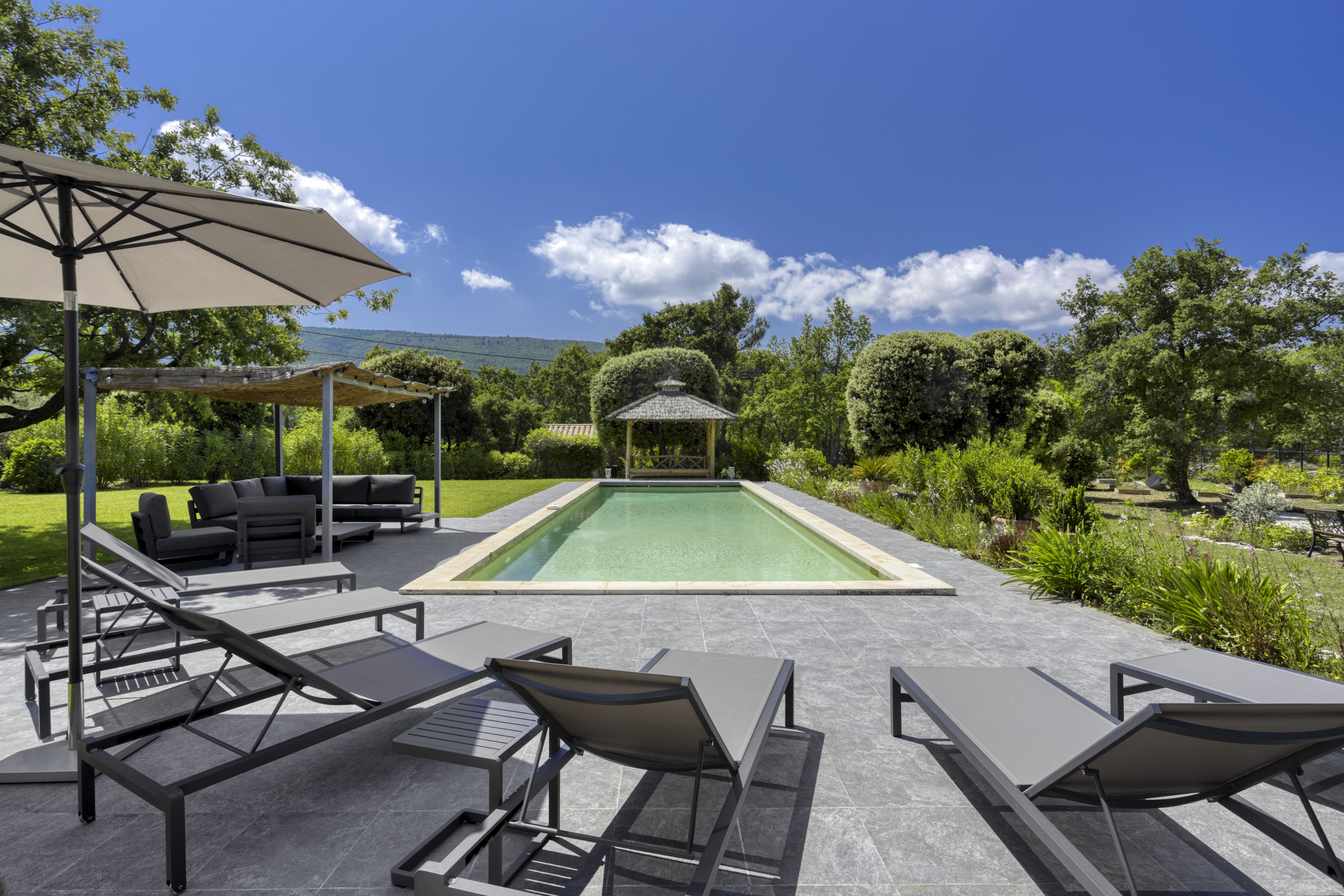 Mas Mistral Vaucluse Provence 18: Spacious 5-Bedroom Apartment with Pool, Vaucluse, Provence