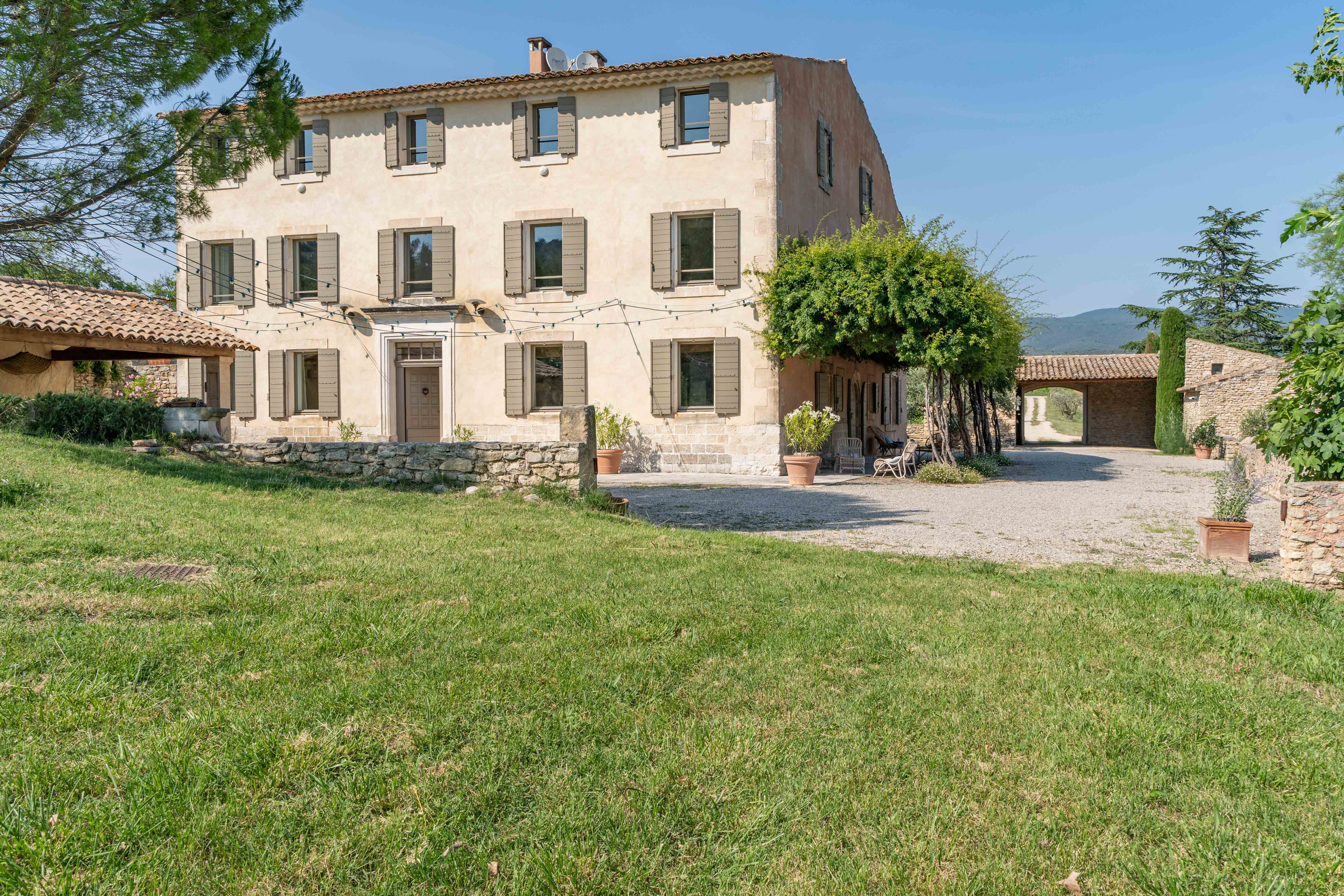 Mas Mistral Vaucluse Provence 20: Elegant 8-Bedroom Apartment with Pool, Vaucluse