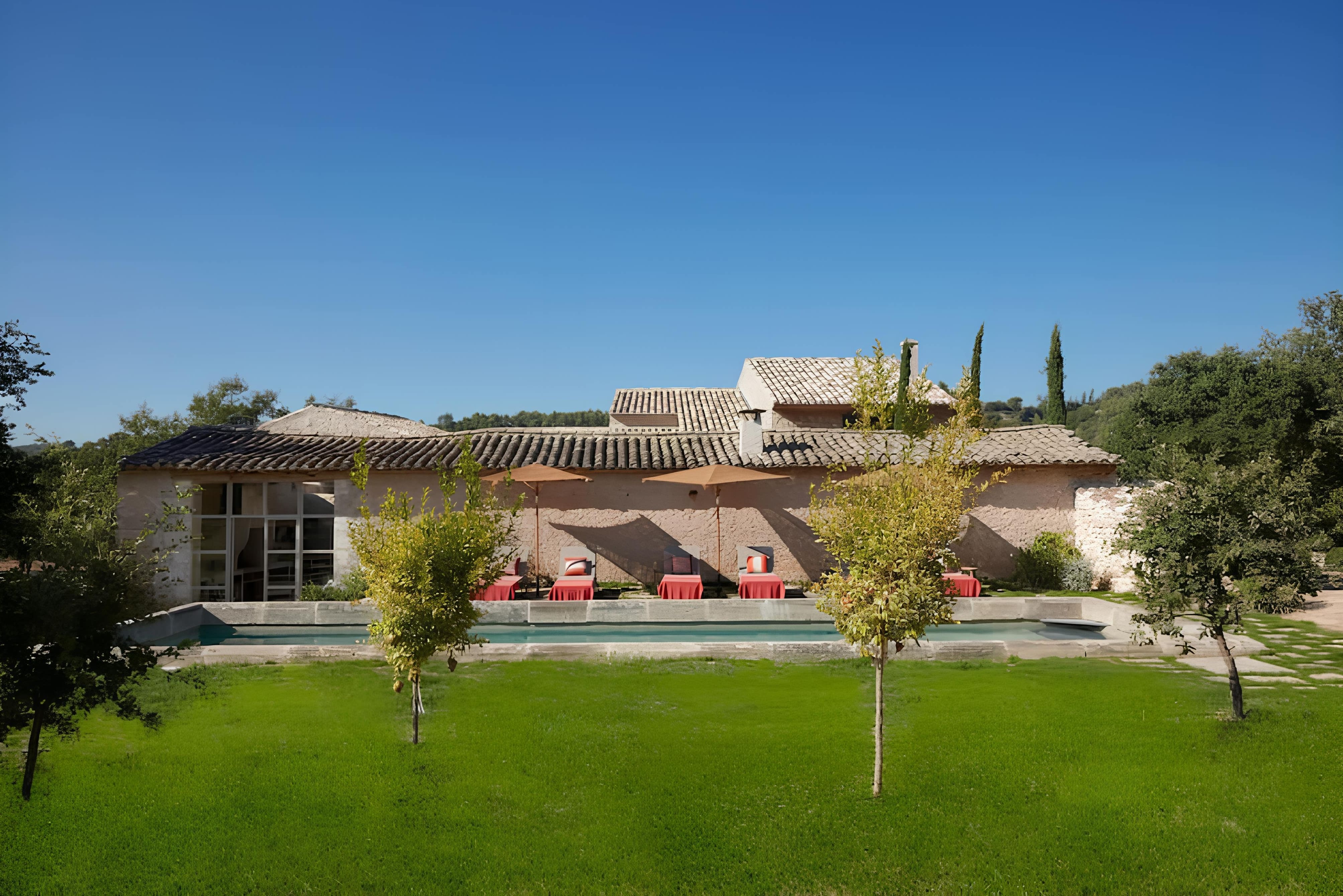 Mas Mistral Vaucluse Provence 3: Elegant 6-Bedroom Villa with Pool and Gym, Vaucluse