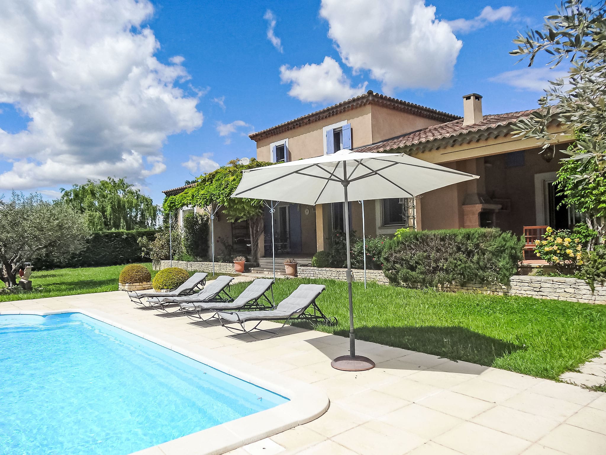 Mas Sorgue Lisle: Exquisite 6-Bedroom Villa with Heated Pool and Tennis Court in Provence France