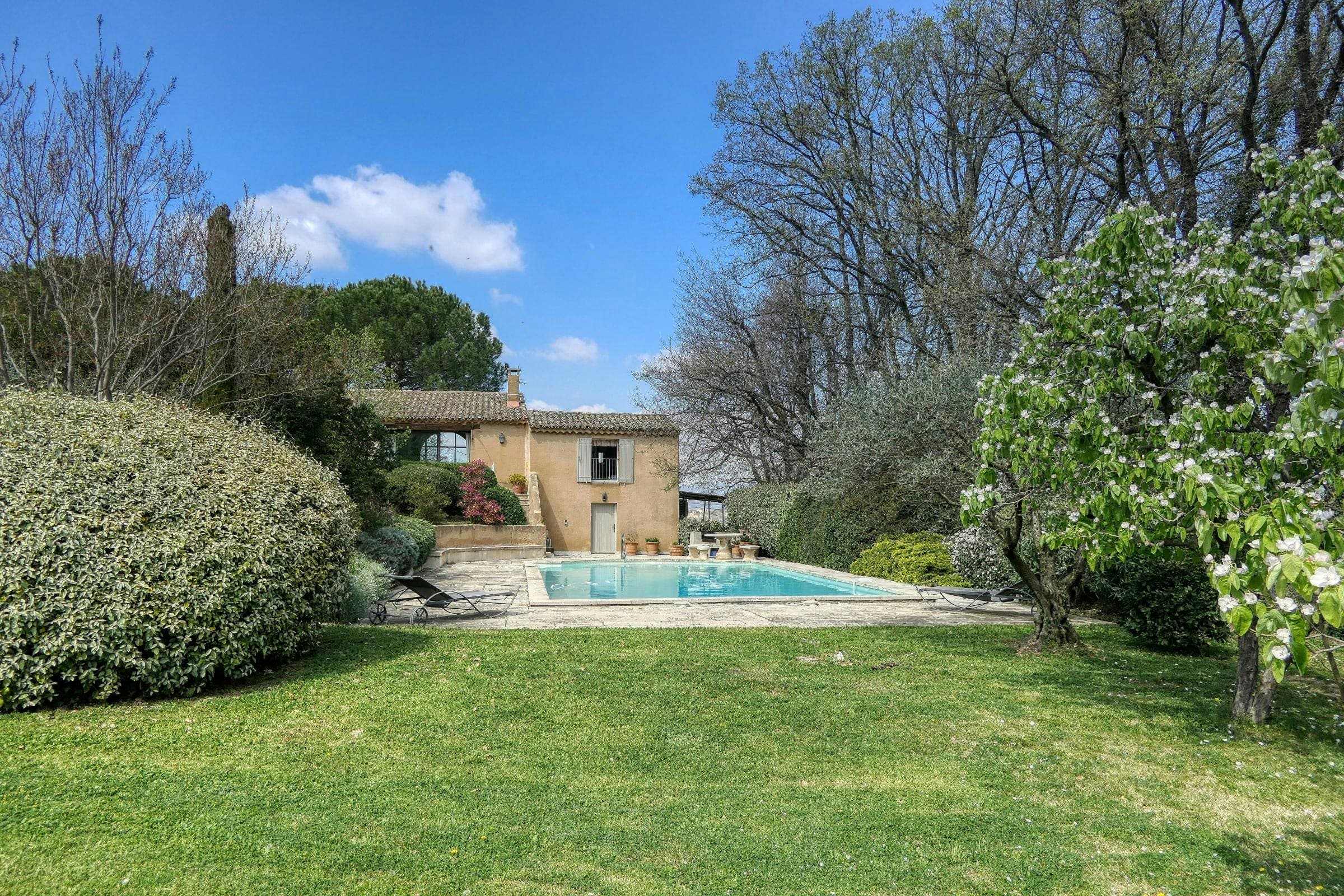 Mas Ventoux Vaucluse Provence 2: Luxury 3-Bedroom Villa with Private Pool and Air-Con, Vaucluse Provence