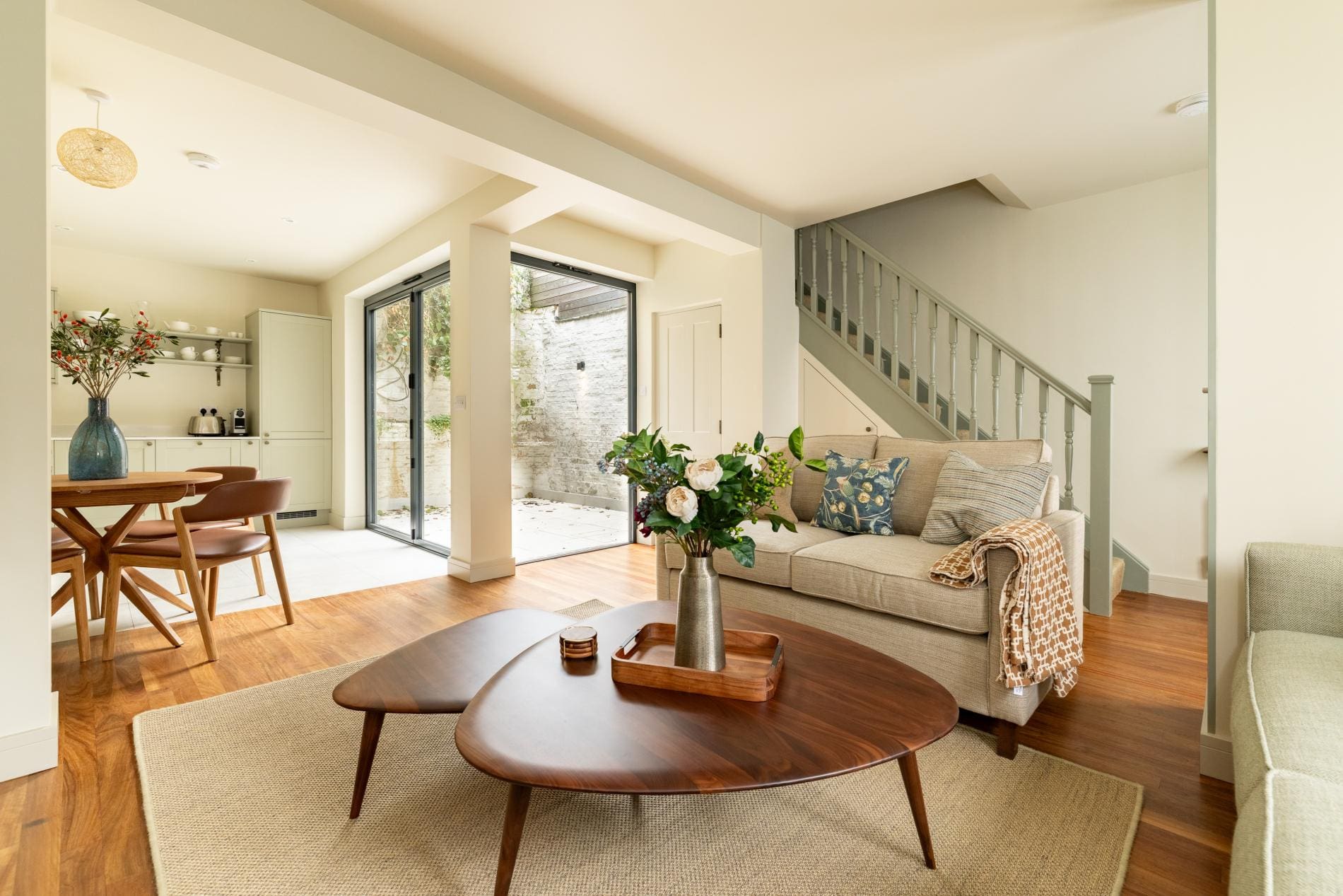 Mews di Notting Hill: Elegant 2-Bedroom Apartment with Terrace in Notting Hill