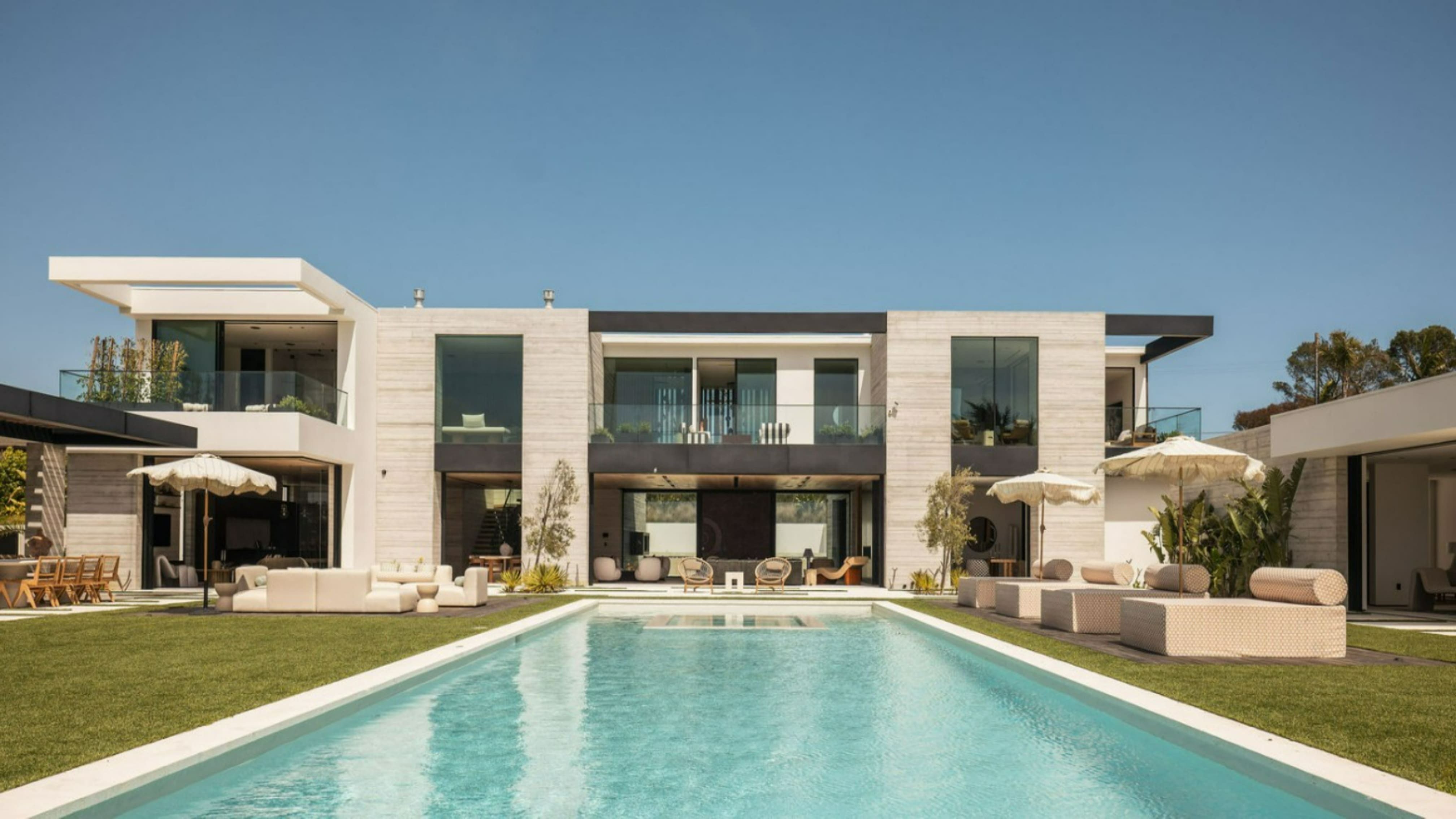 Oceanpoint Haven: 5-Bedroom Oceanfront Villa with Private Pool and Cinema, Malibu