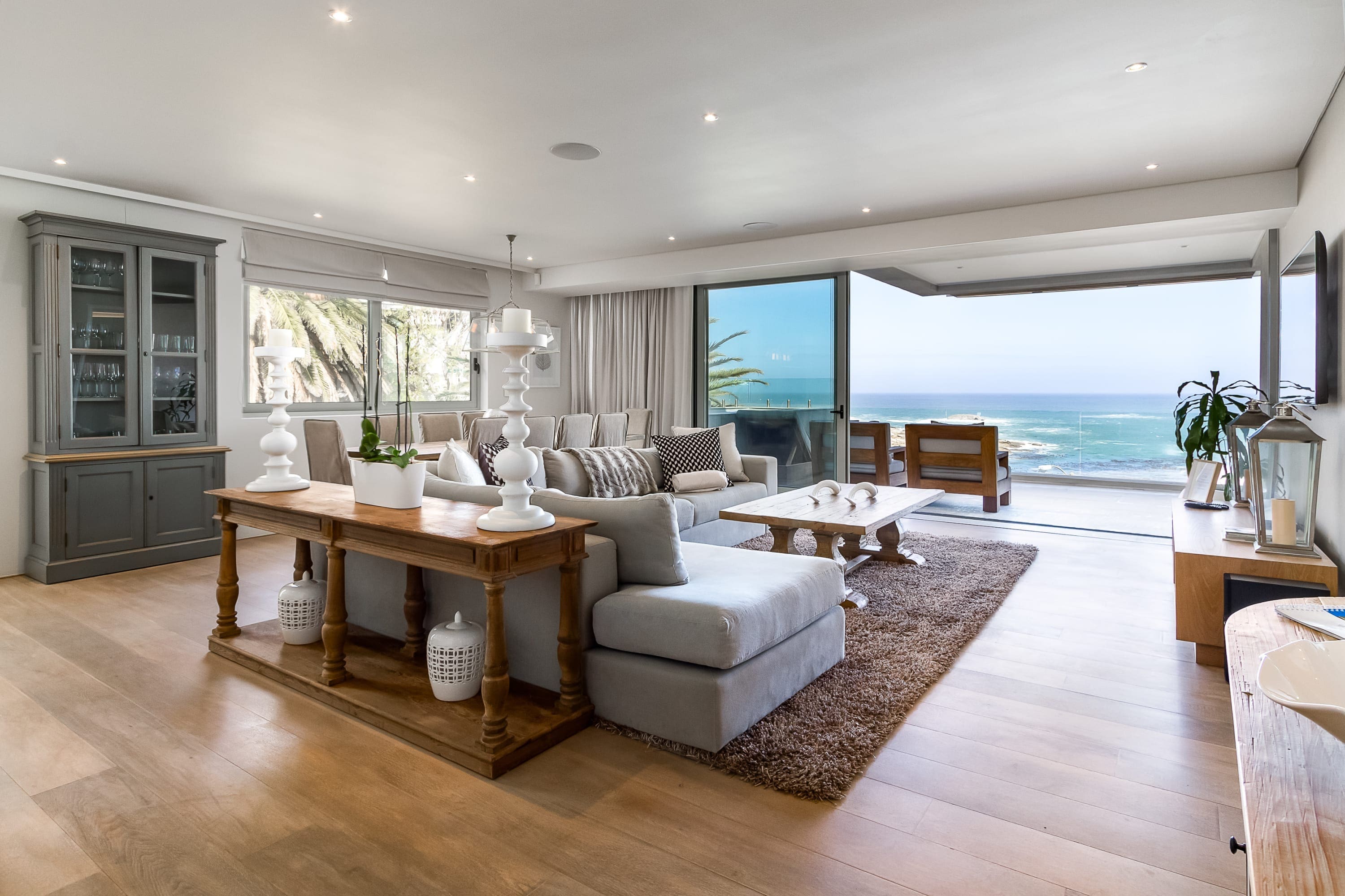 Ocean’s Edge Retreat: 3-Bedroom Beachfront Apartment with Sea Views and Pool, Bakoven