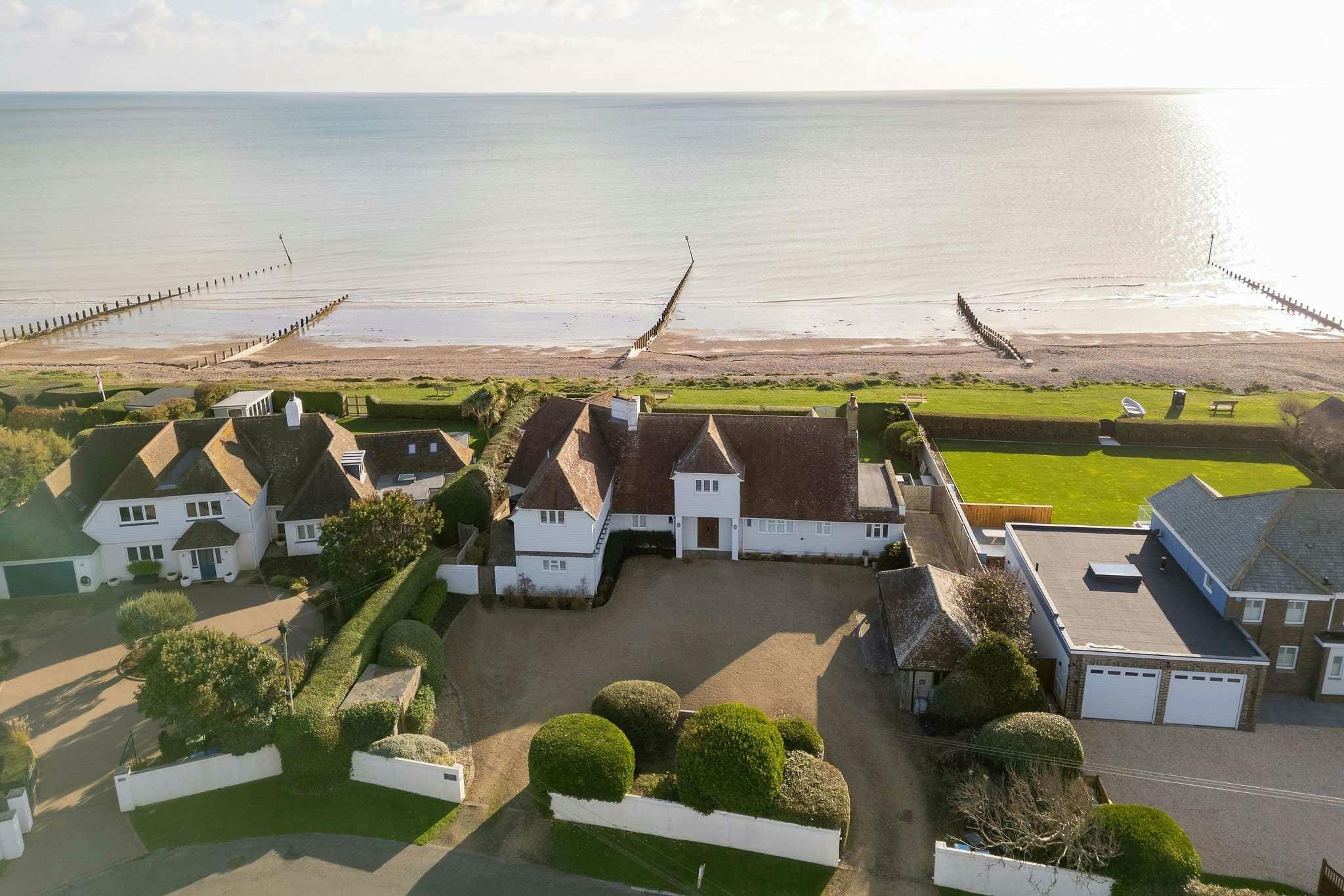 Onda Blu: Stunning Beachfront House with Hot Tub and Seaviews, West Sussex