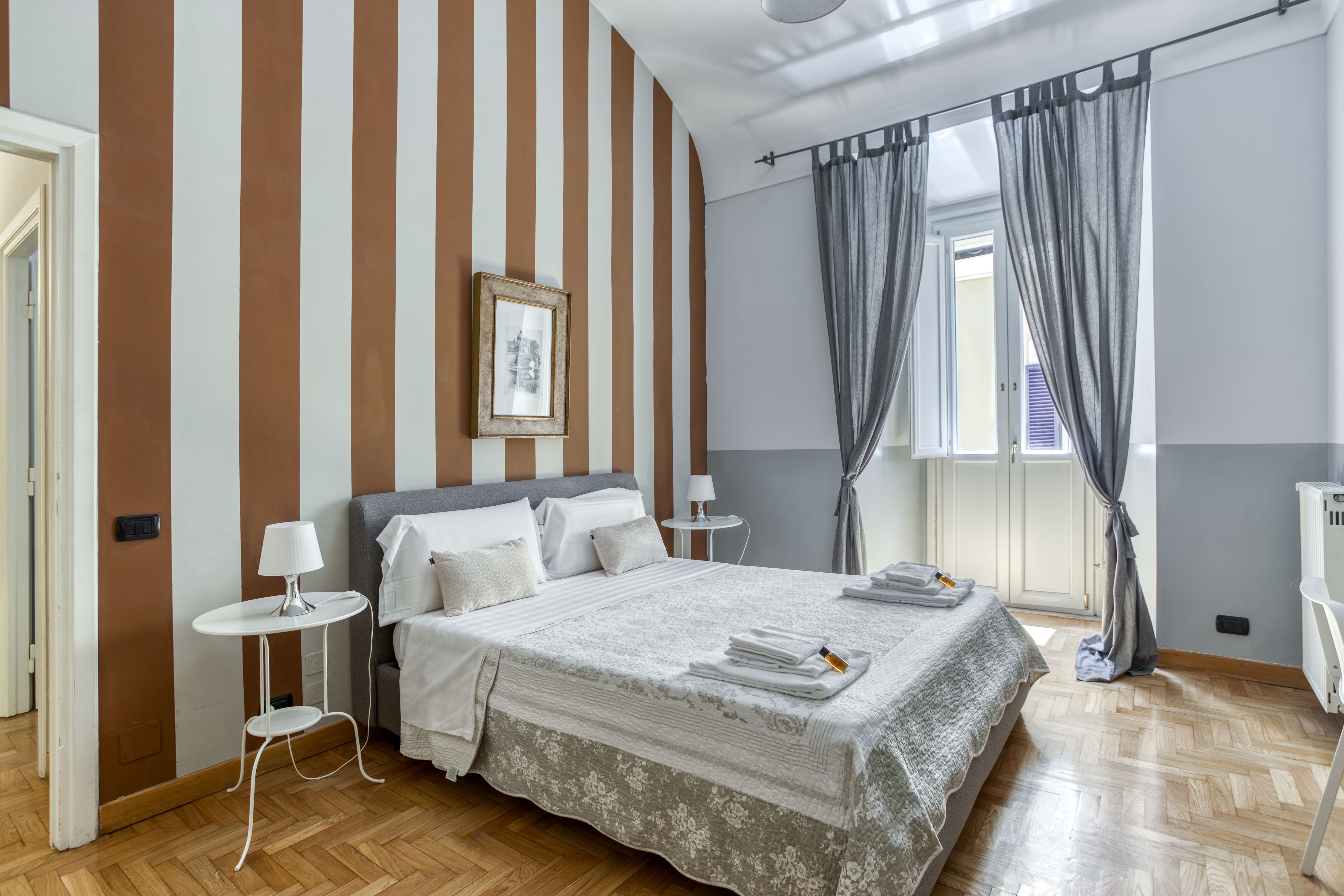 Palazzo Acqua Trevi: Elegant 3-Bedroom Townhouse with Air-Con, Rome Trevi