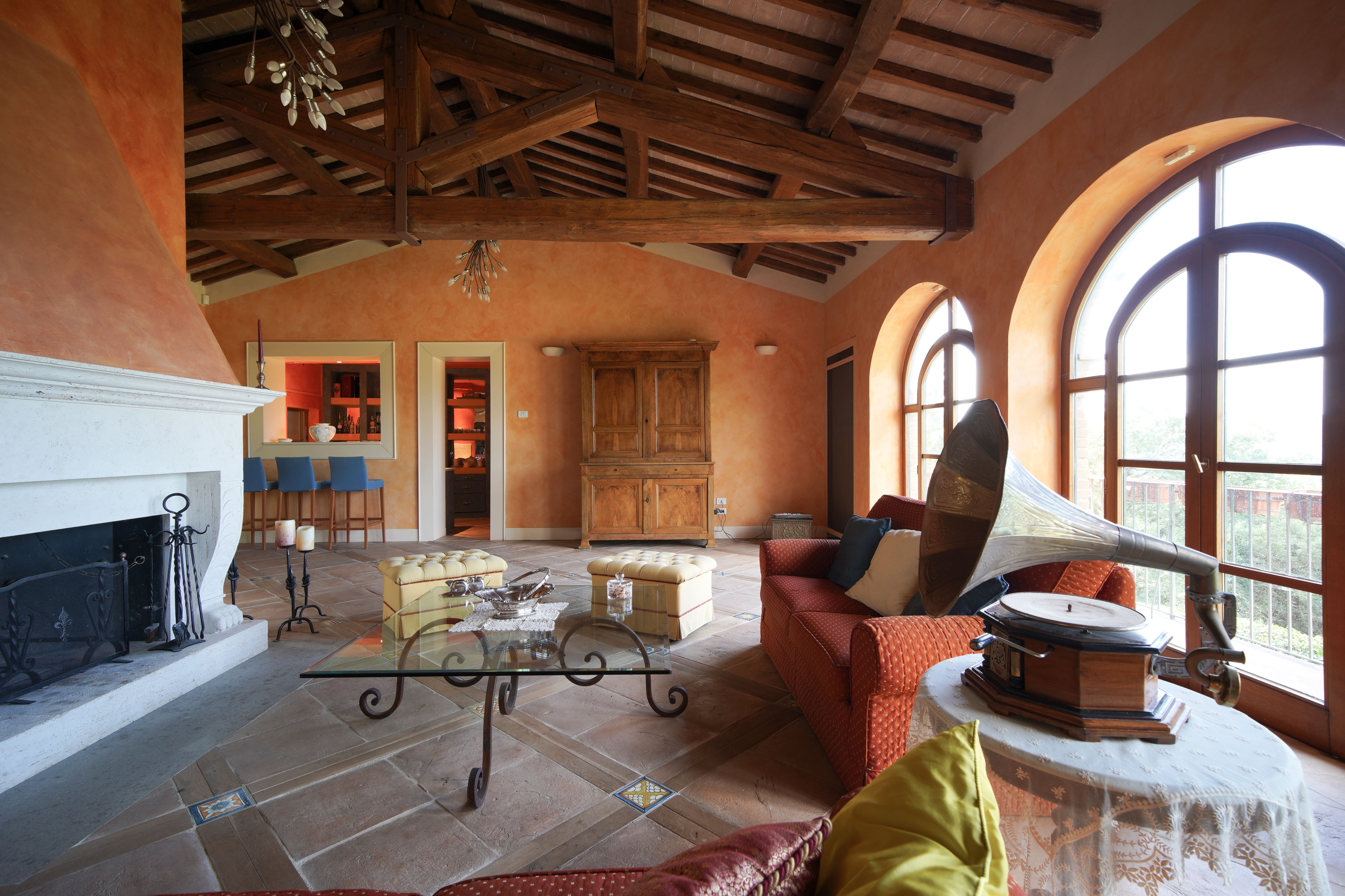 Palazzo Acquasparta Todi: Spacious 9-Bedroom Apartment with Pool and Tennis Court, Todi