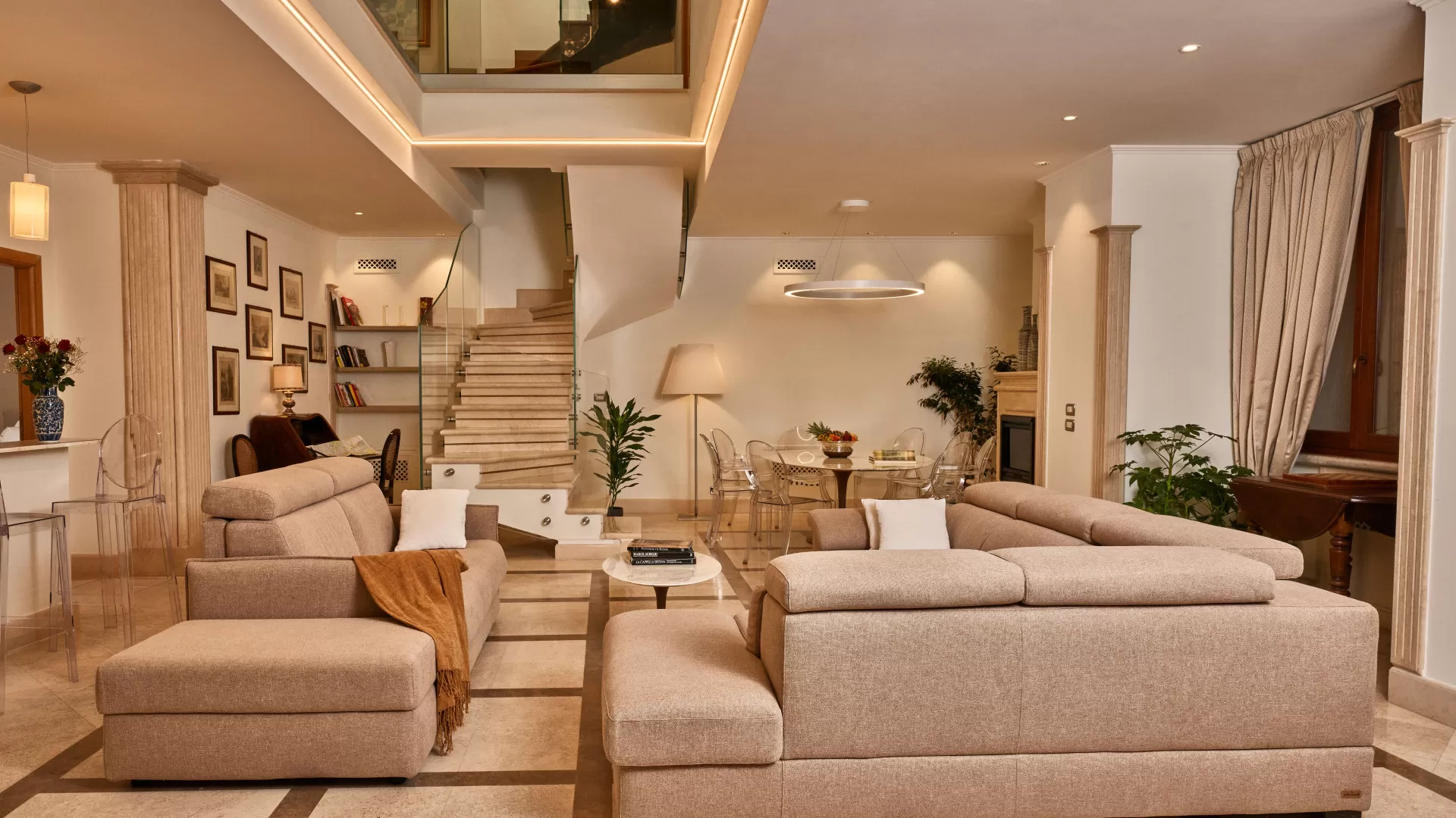 Palazzo Acquedotto Trevi: Luxury 4-Bedroom Apartment with Elegant Interiors, Rome