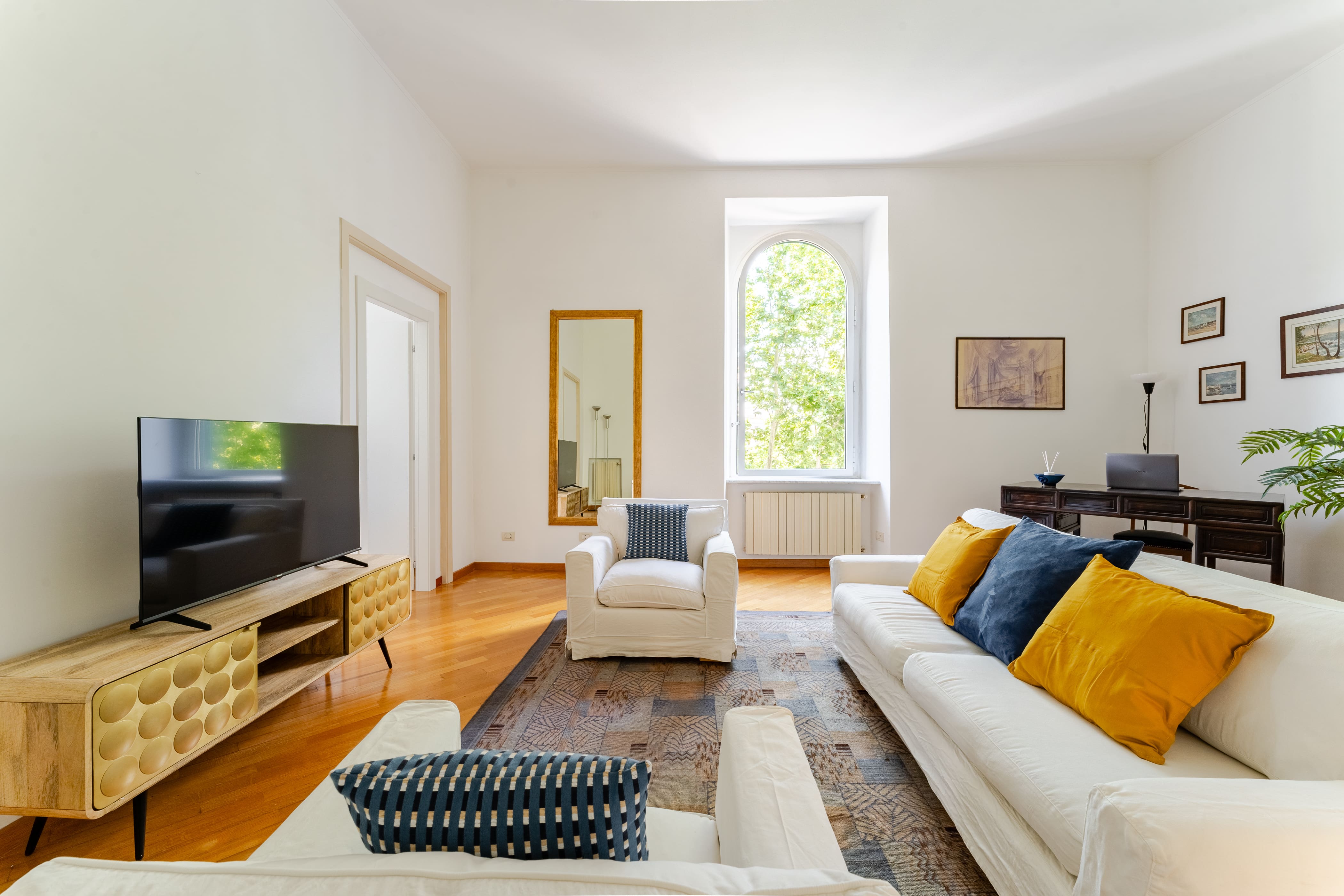 Palazzo Albero Trastevere: Spacious 4-Bedroom Apartment with Panoramic Terrace, Trastevere