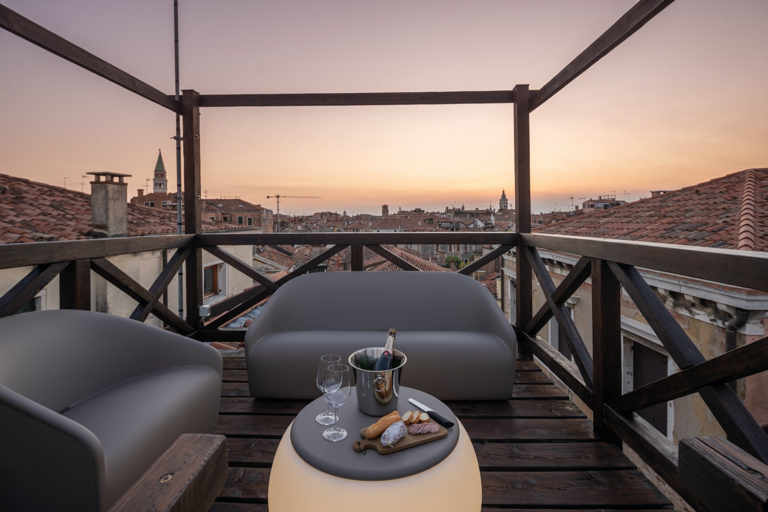 Palazzo Altana Venezia: Penthouse Rental with Rooftop Terrace and Sea Views, San Marco Venice
