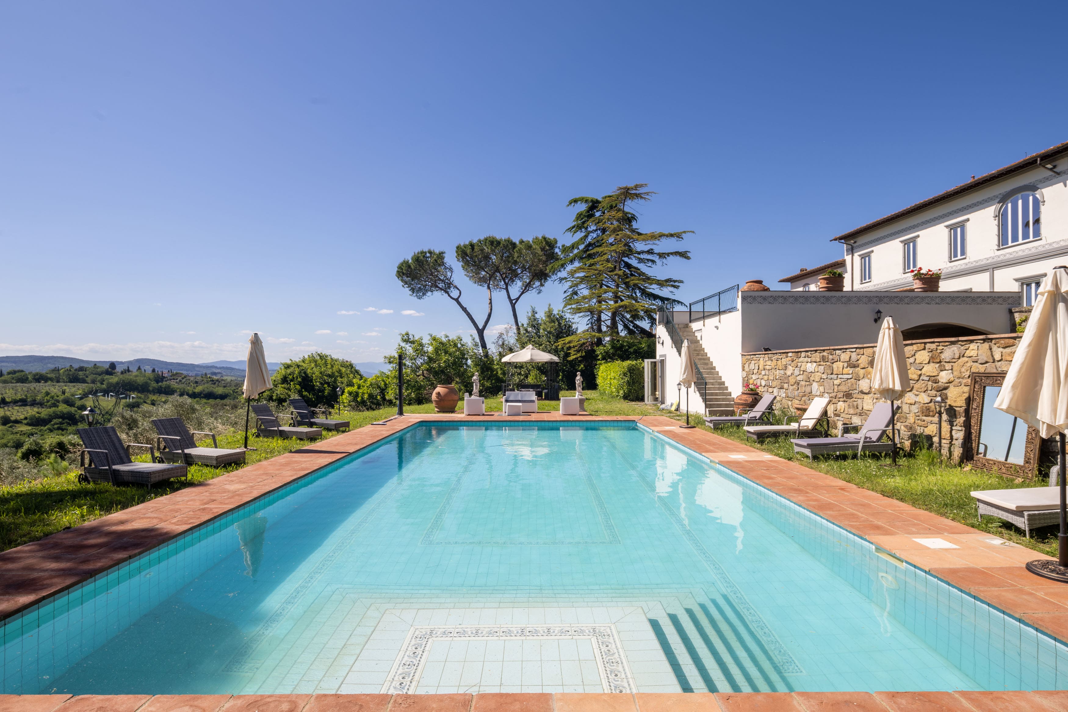 Palazzo Arcetri Firenze: Spacious 8-Bedroom Apartment with Pool and Tennis Court, Florence