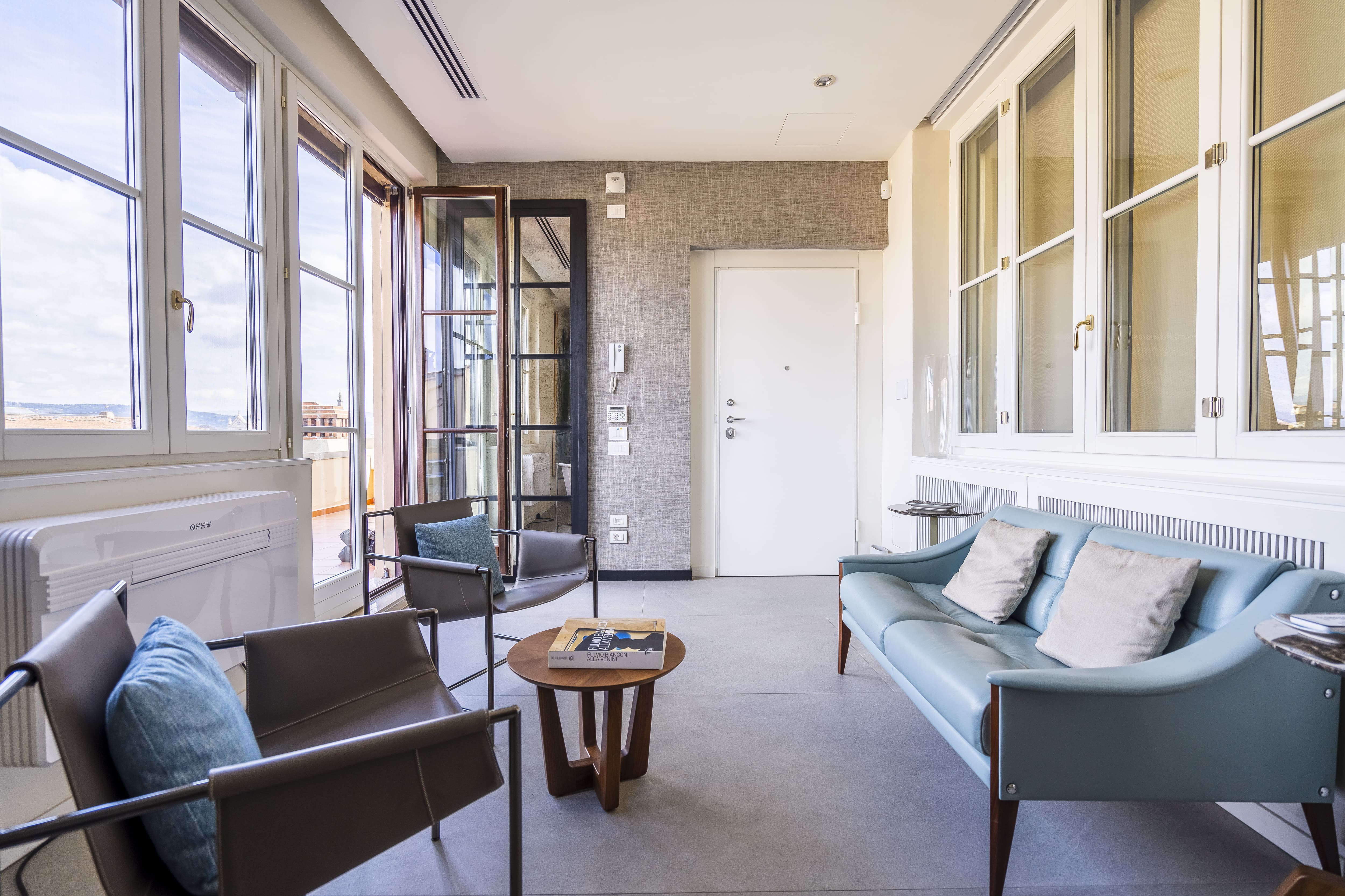 Palazzo Arno Firenze: Stylish 2-Bedroom Apartment with River Views, Ponte Vecchio