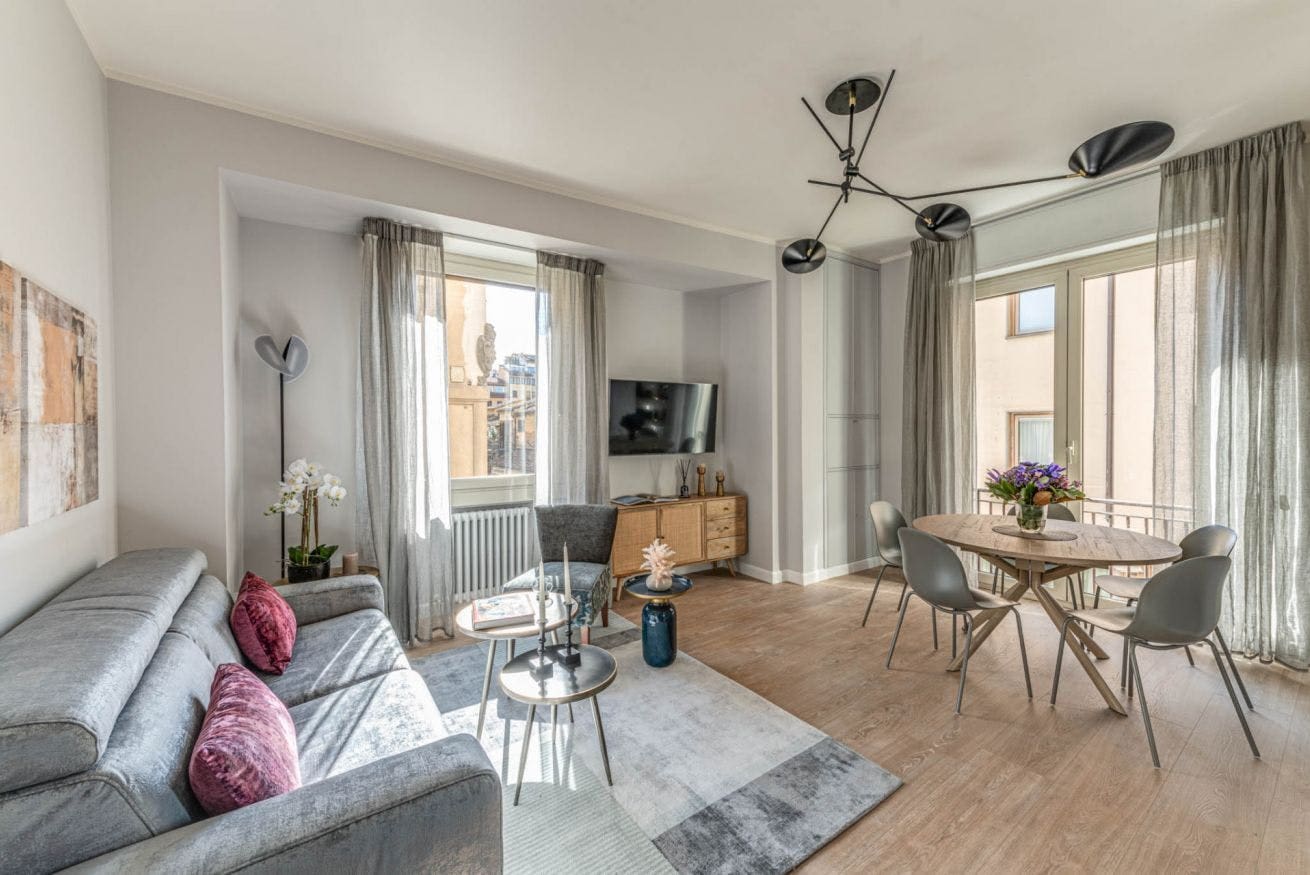 Palazzo Arno Florence Ponte Vecchio 6: Elegant 3-Bedroom Apartment with River Views, Florence