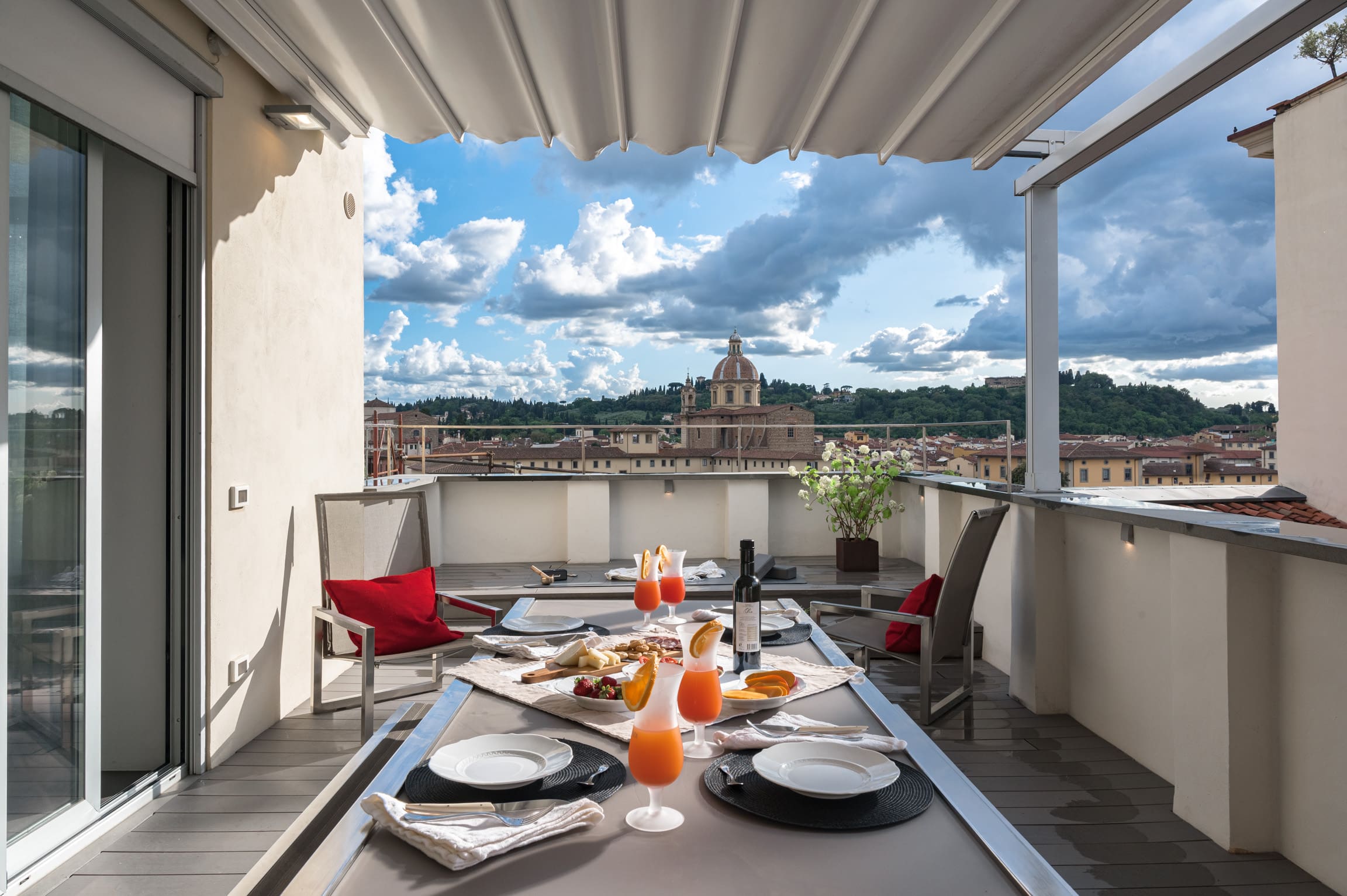 Palazzo Arnolfo Novella: Elegant 2-Bedroom Luxury Apartment with City Views, Santa Maria Novella