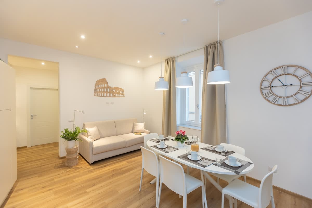 Palazzo Aventino Rome Colosseum & Roman Forums: Elegant 3-Bedroom Apartment with Air-Con, Colosseum & Roman Forums