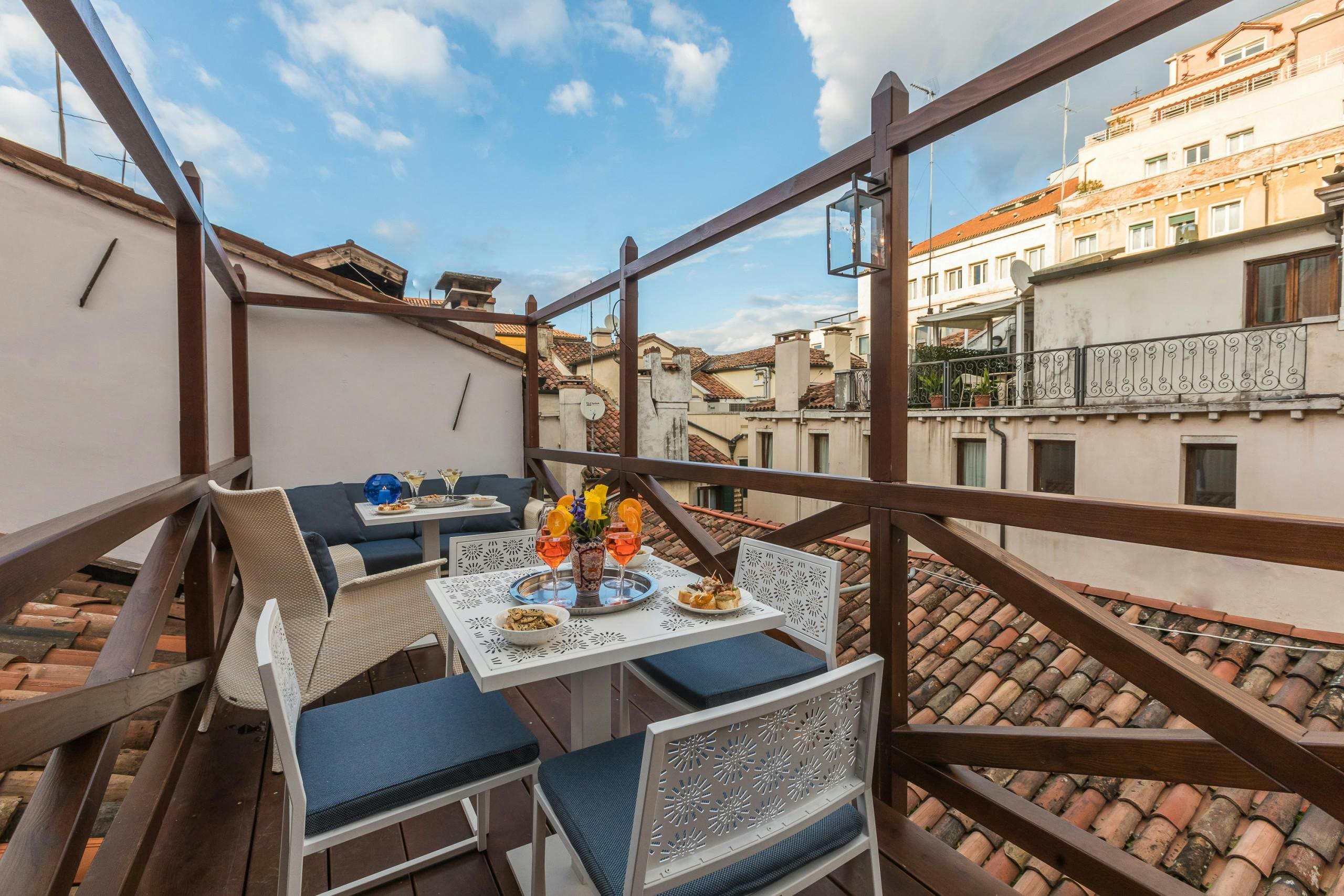 Palazzo Barozzi SanMarco: Luxury 3-Bedroom Villa with Seaview and Air-Con, San Marco