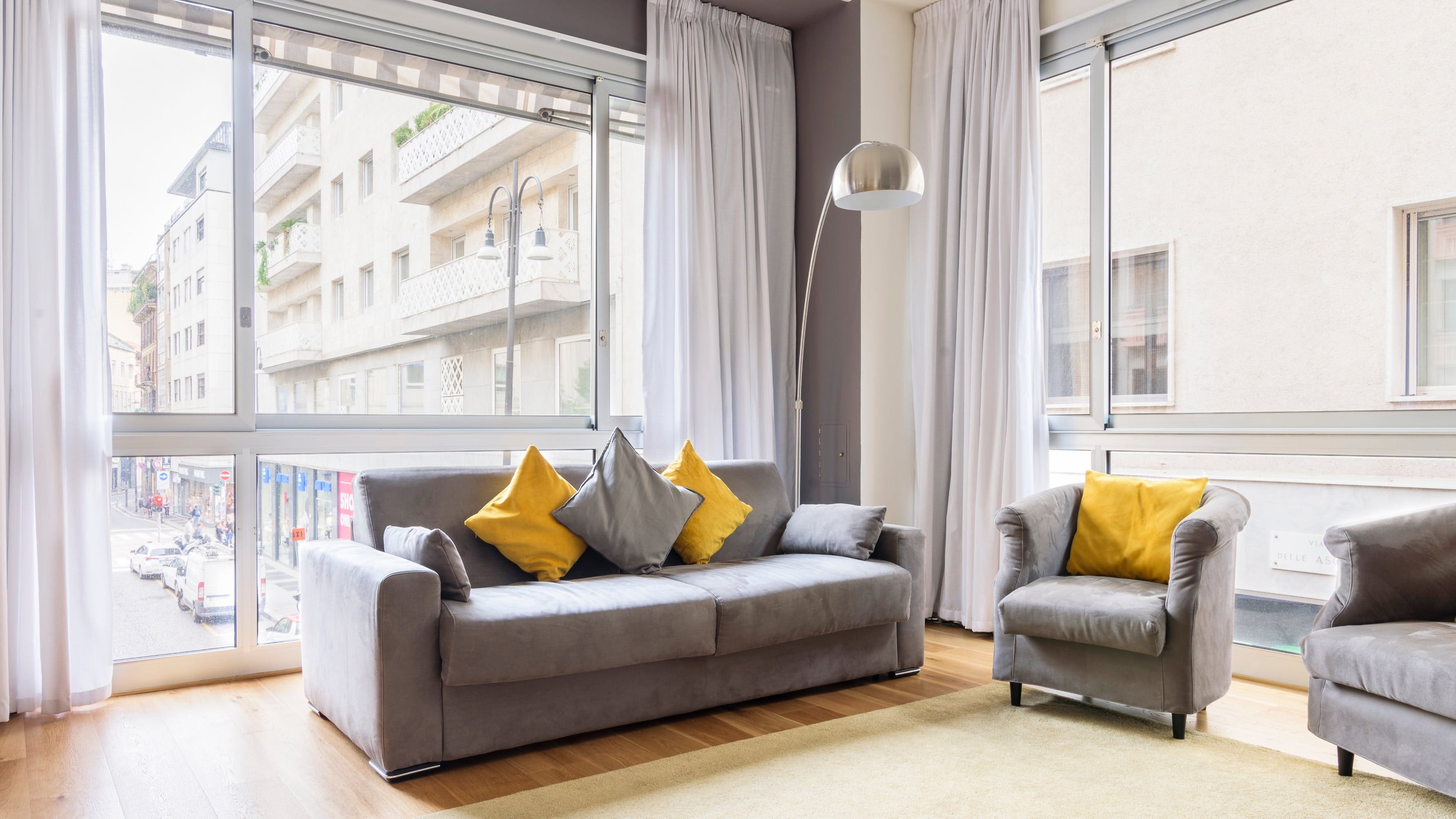 Palazzo Beltrade Missori: Spacious 3-Bedroom Apartment with City Views, Milan Missori