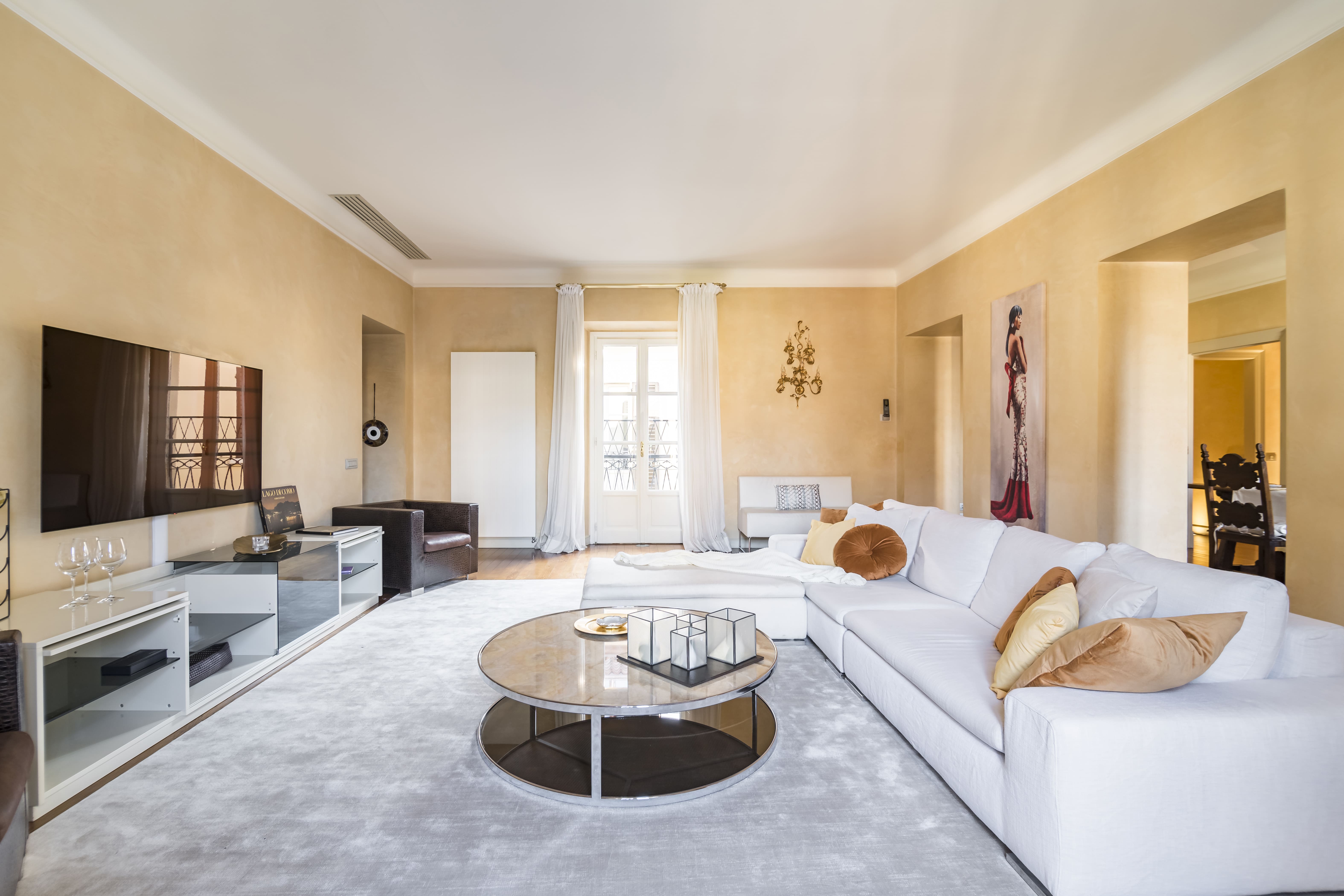 Palazzo Brunate Como: Spacious 3-Bedroom Apartment with Lake Views, Como