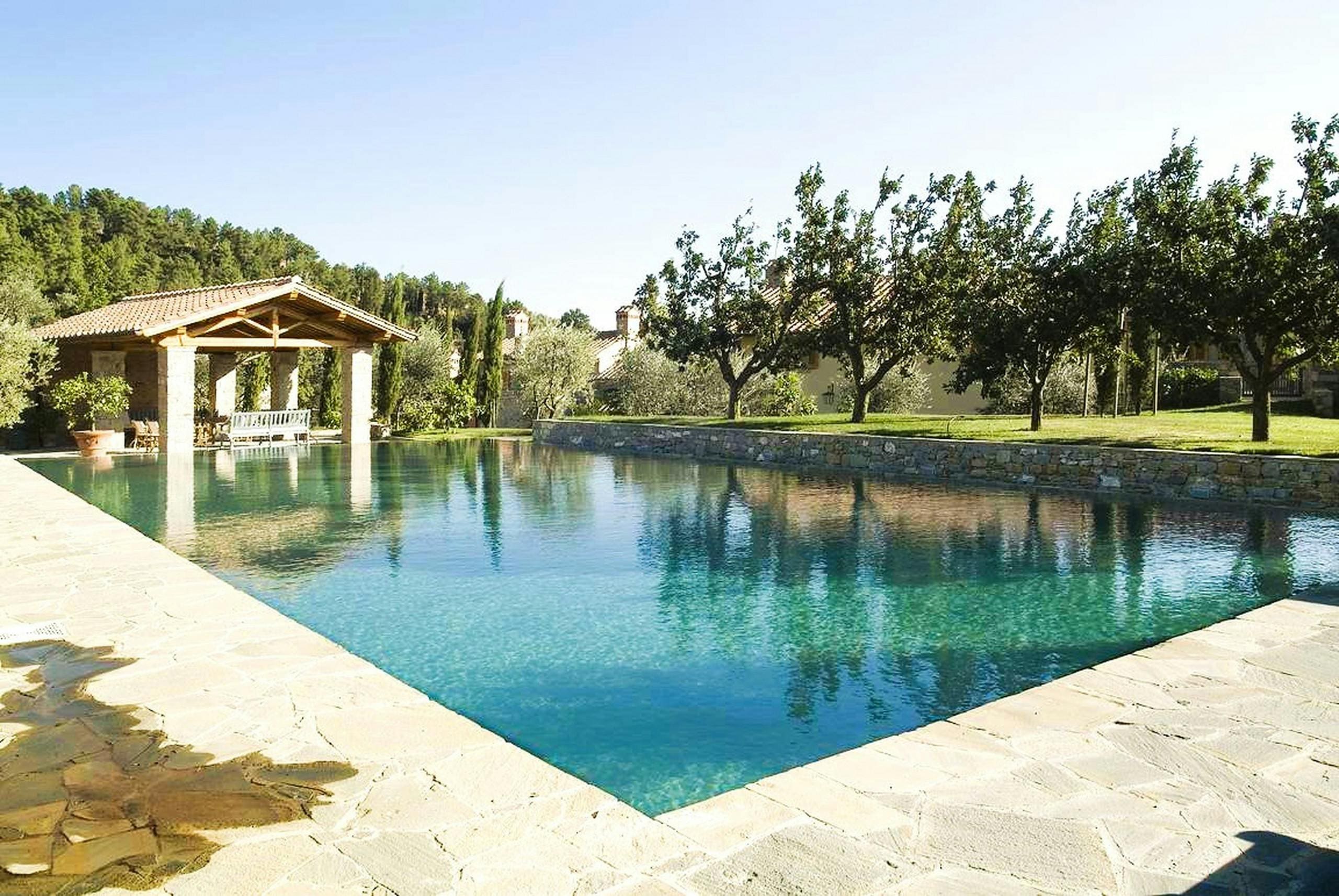 Palazzo Camaldoli Florence: Elegant 3-Bedroom Apartment with Infinity Pool, Tuscany