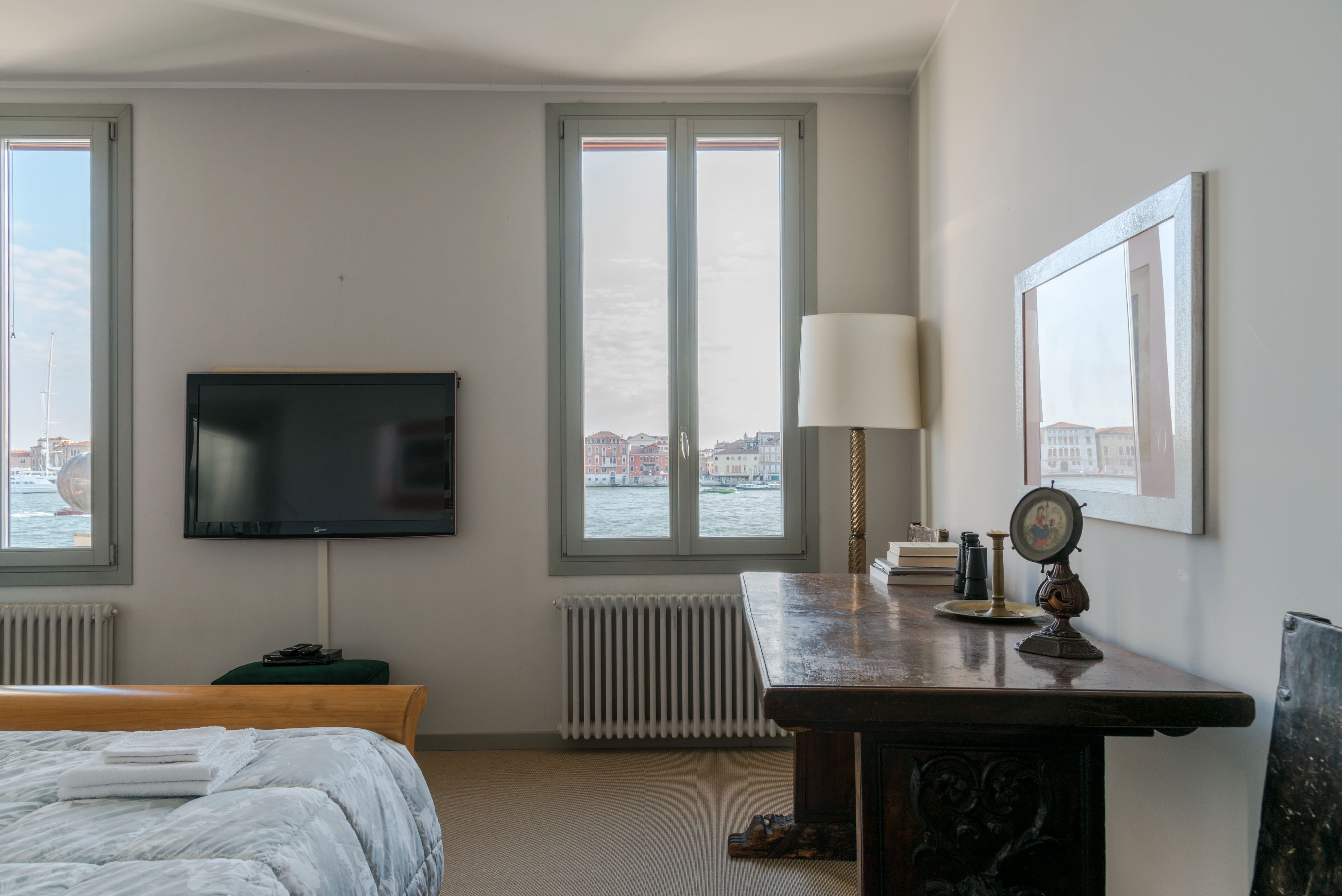Palazzo Campiello Giudecca: Charming 2-Bedroom Apartment with Garden and Hot Tub, Giudecca