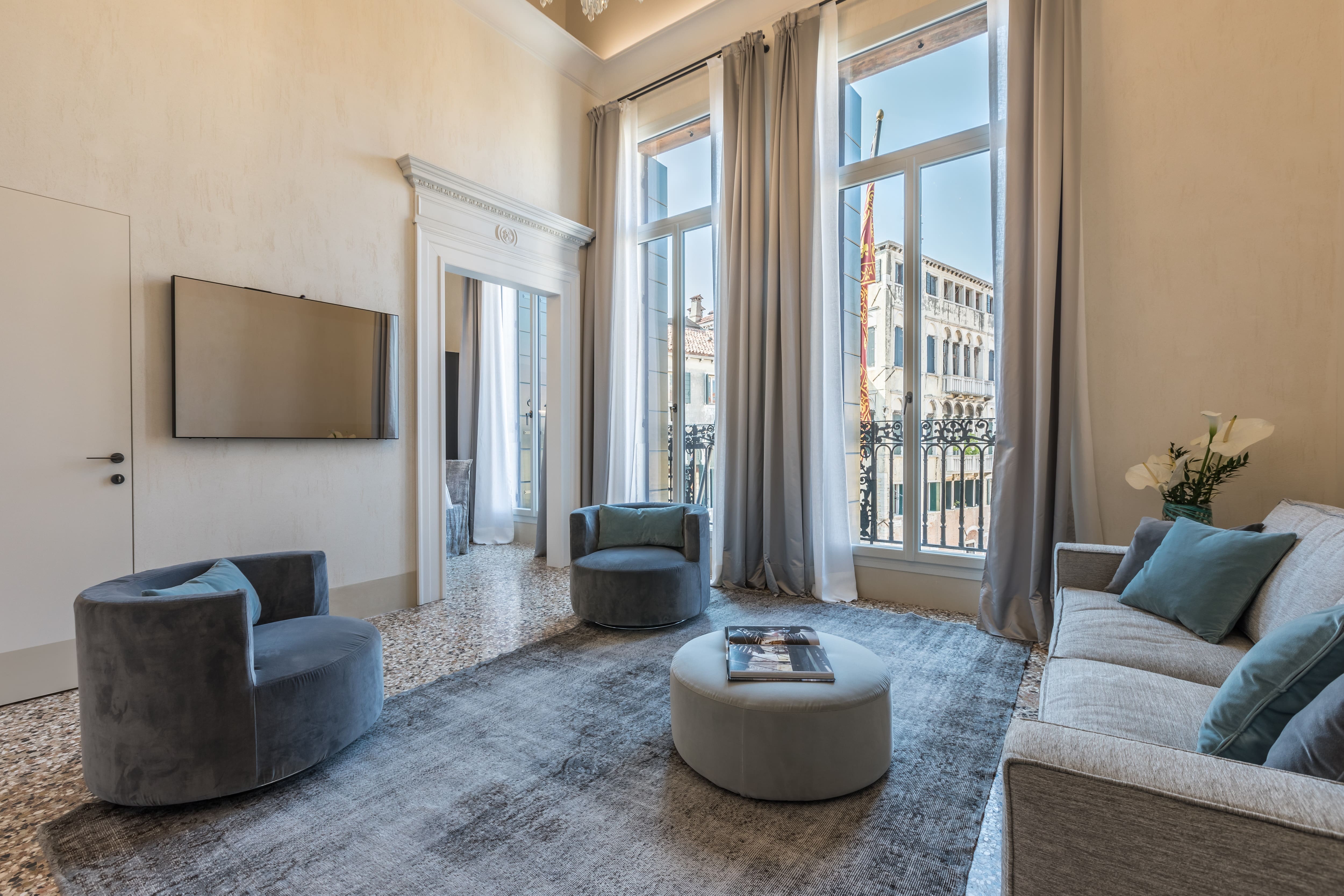Palazzo Canal Rialto: Elegant 1-Bedroom Apartment with Canal Views, Venice Rialto