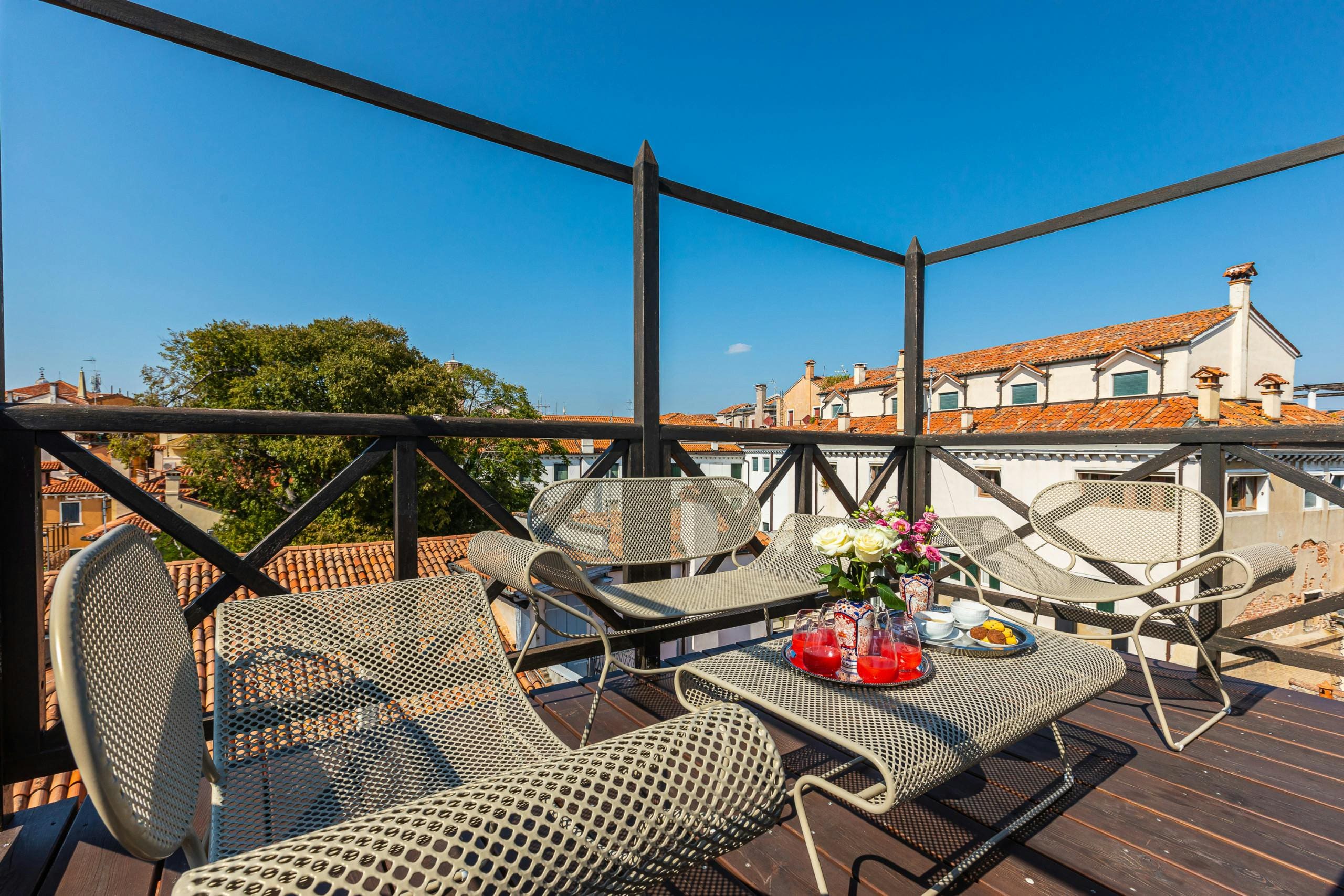 Palazzo Canaletto Dorsoduro: Luxury 3-Bedroom Apartment with Rooftop Terrace, Venice