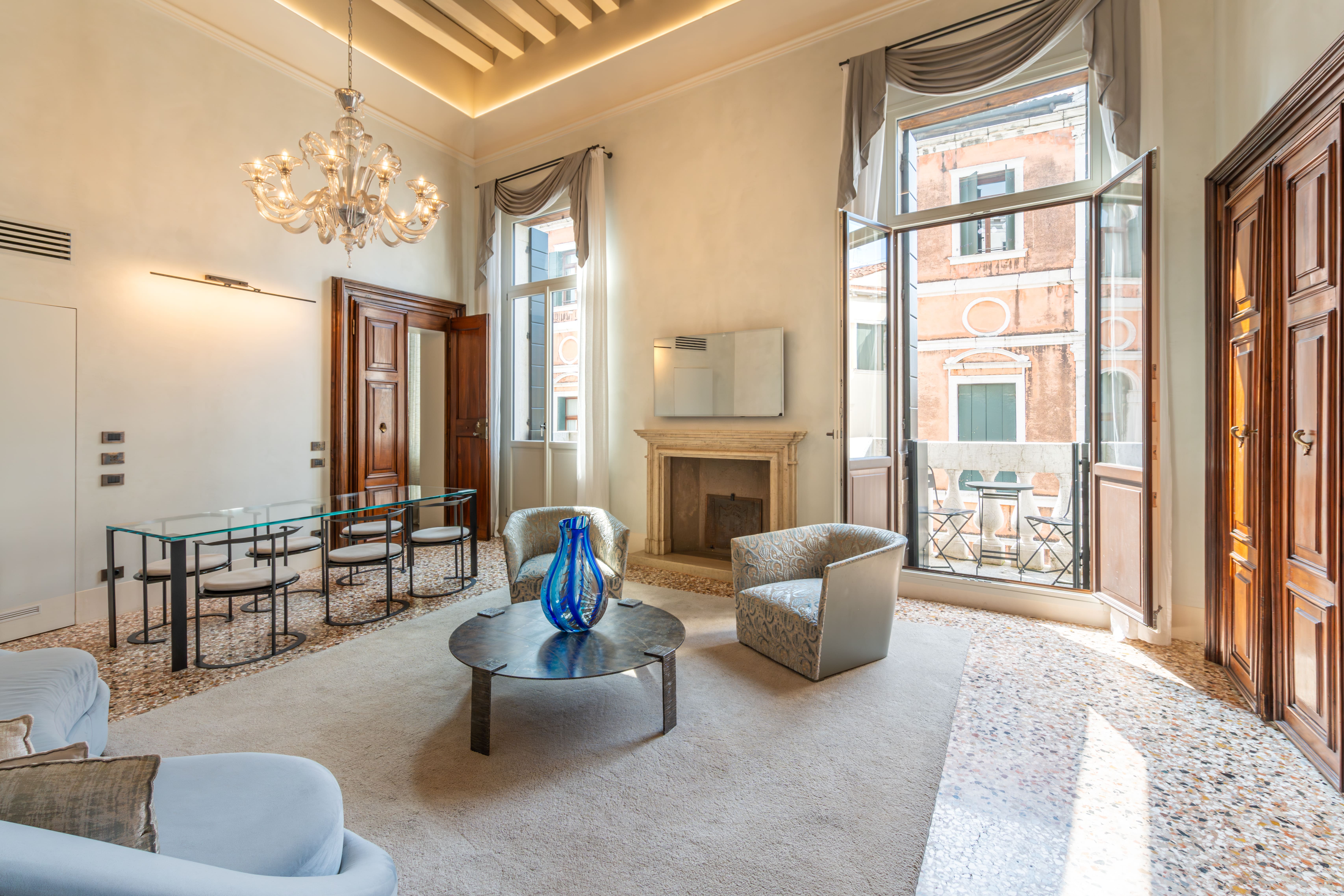 Palazzo Canaletto Rialto: Elegant 3-Bedroom Apartment Overlooking Canal, Venice