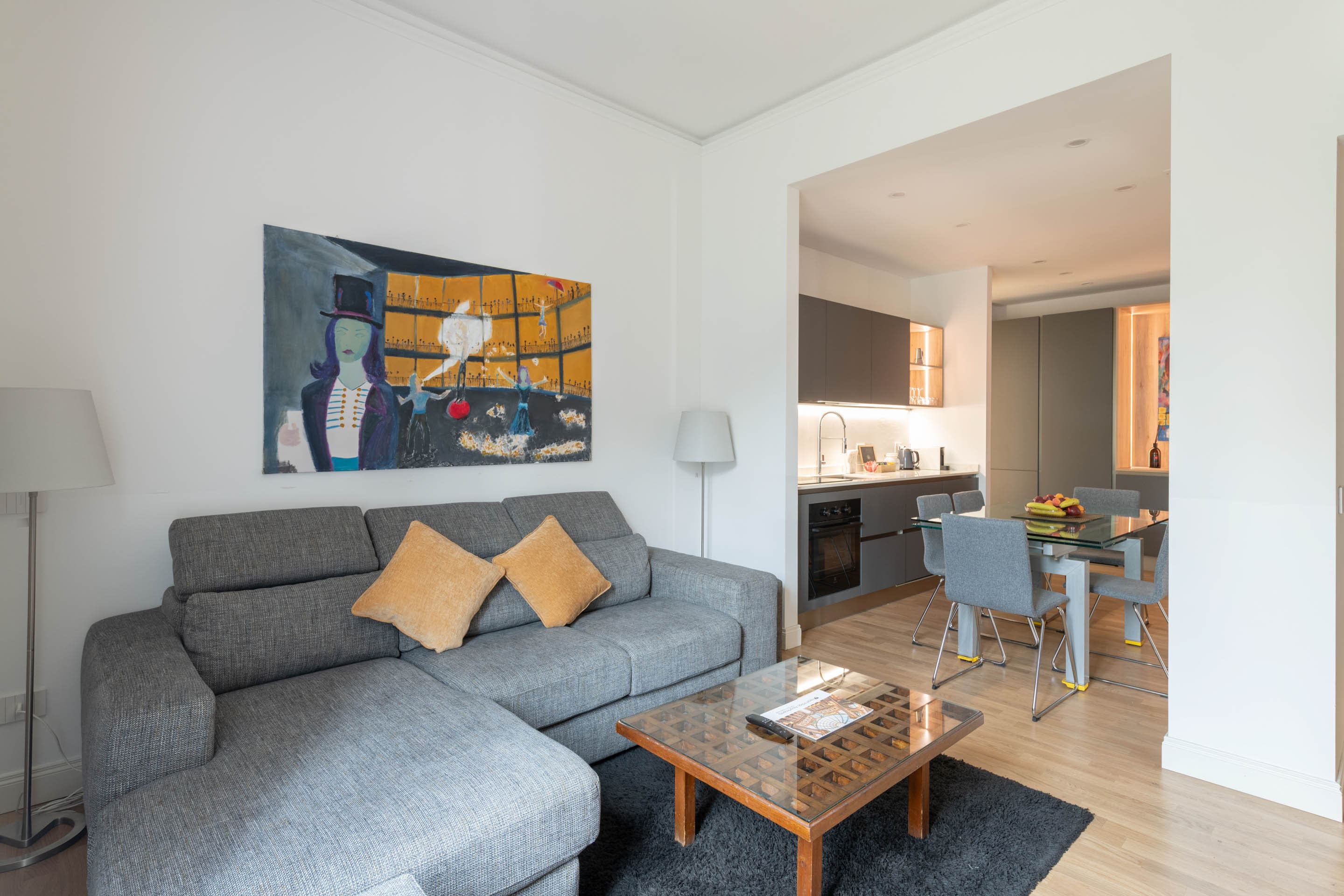 Palazzo Carcano Milan: Elegant 2-Bedroom Apartment with Balcony, Milan Statale