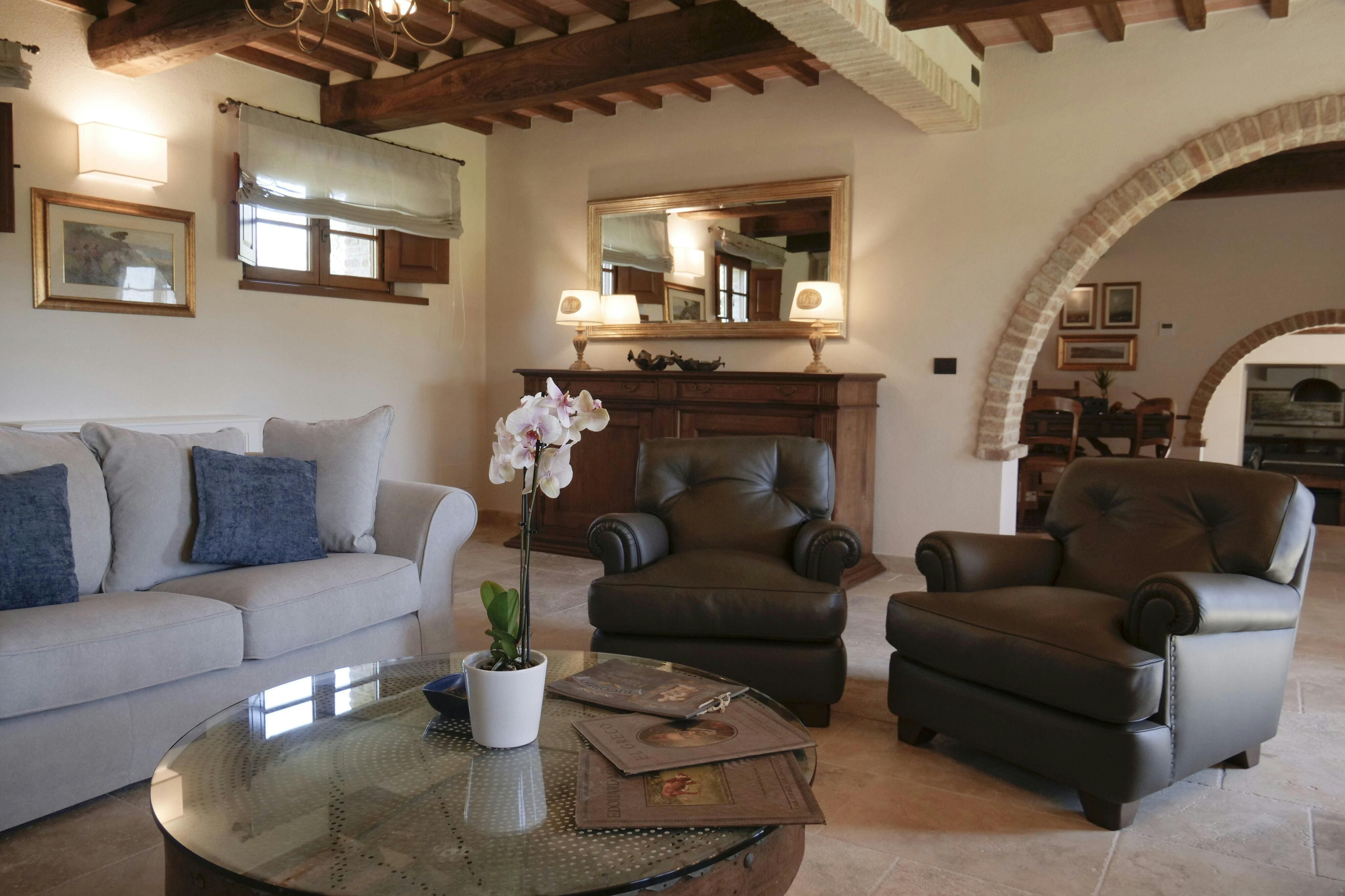 Palazzo Cipresso Cortona: Spacious 6-Bedroom Apartment with Infinity Pool, Val di Chiana