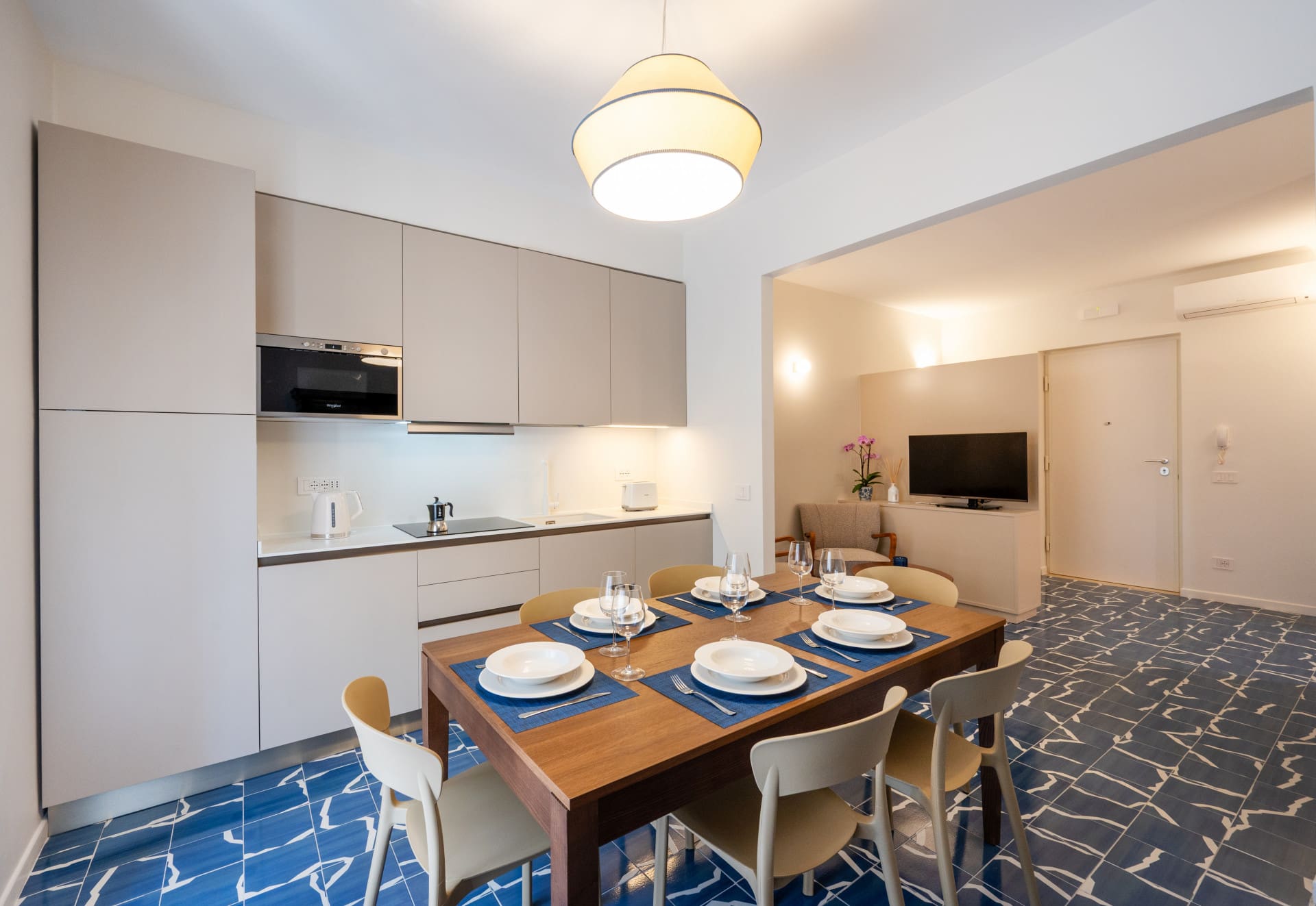 Palazzo Circolo Sorrento: Spacious 4-Bedroom Apartment Near Beaches, Sorrento