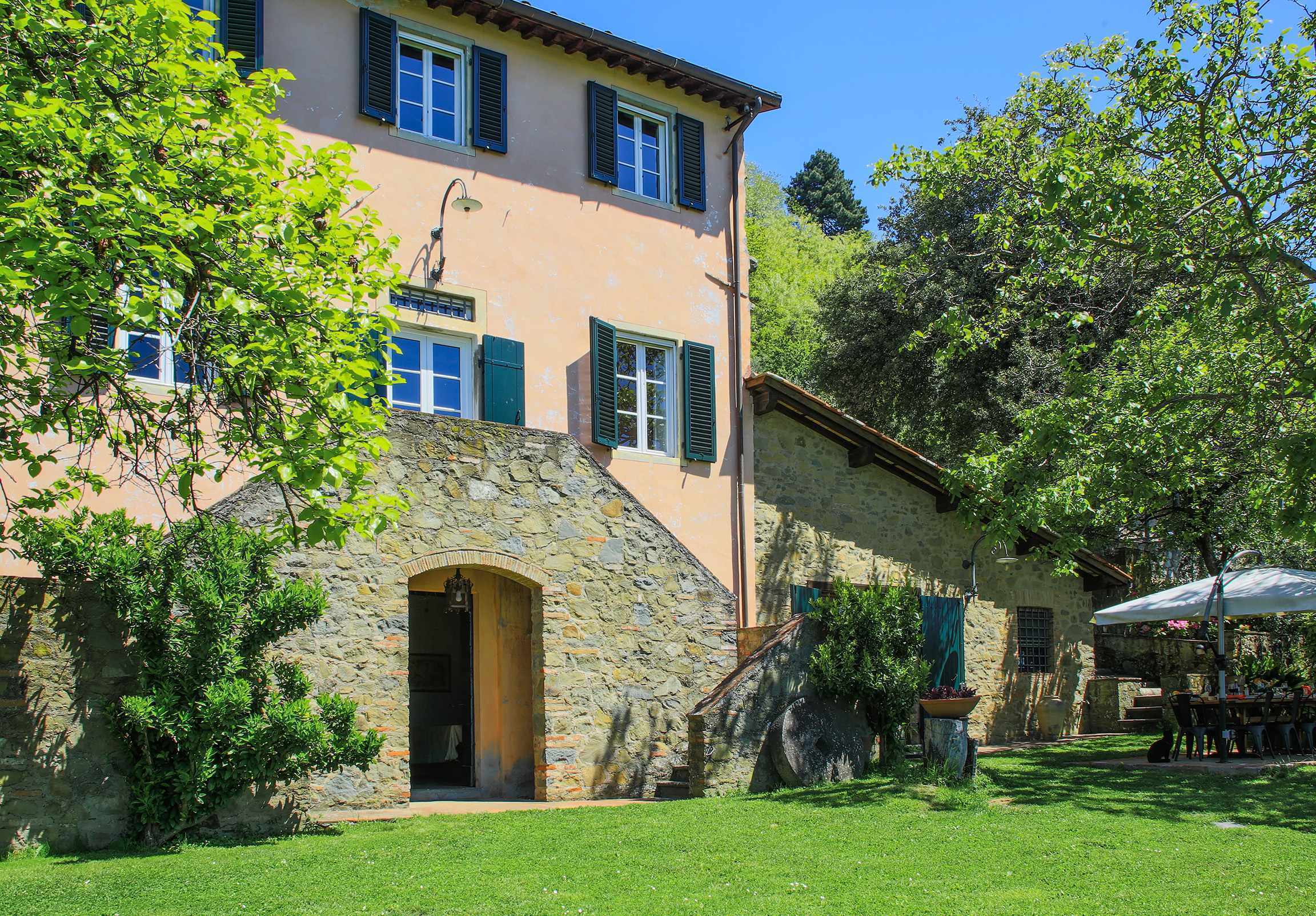 Palazzo Collina Lucca: Spacious 5-Bedroom Apartment with Pool, Lucca