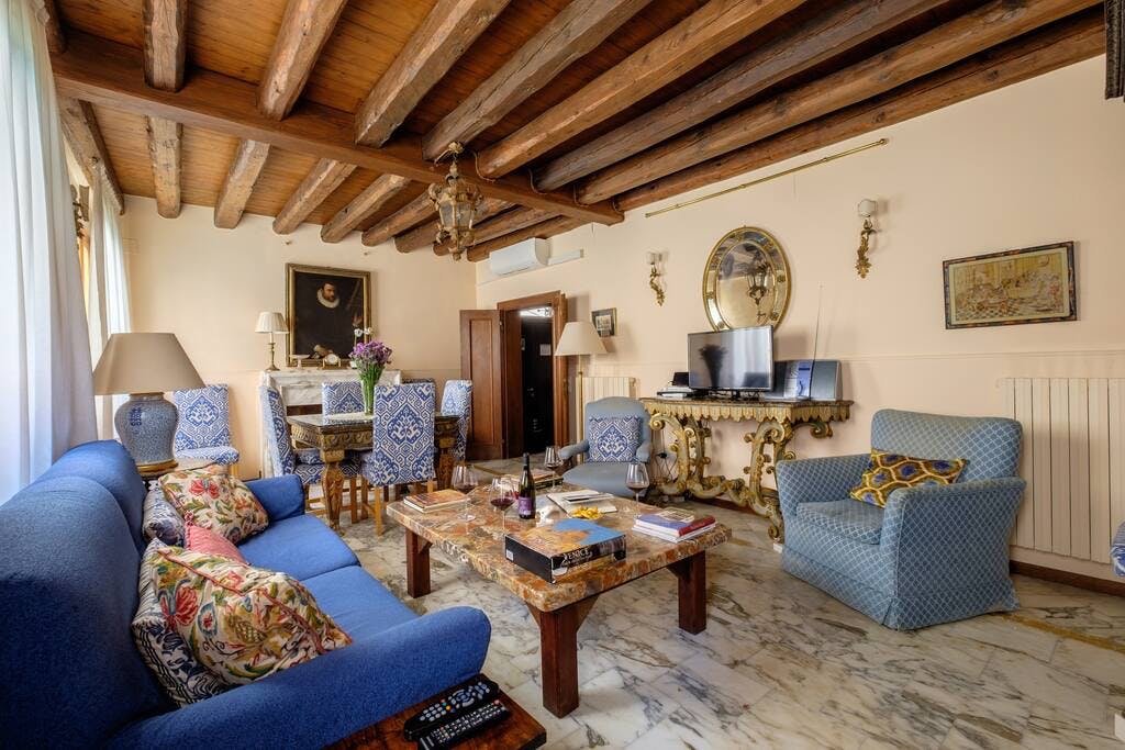Palazzo Contarini San Marco San Marco 2: Charming 3-Bedroom Townhouse Rental with Sea Views in San Marco, Venice