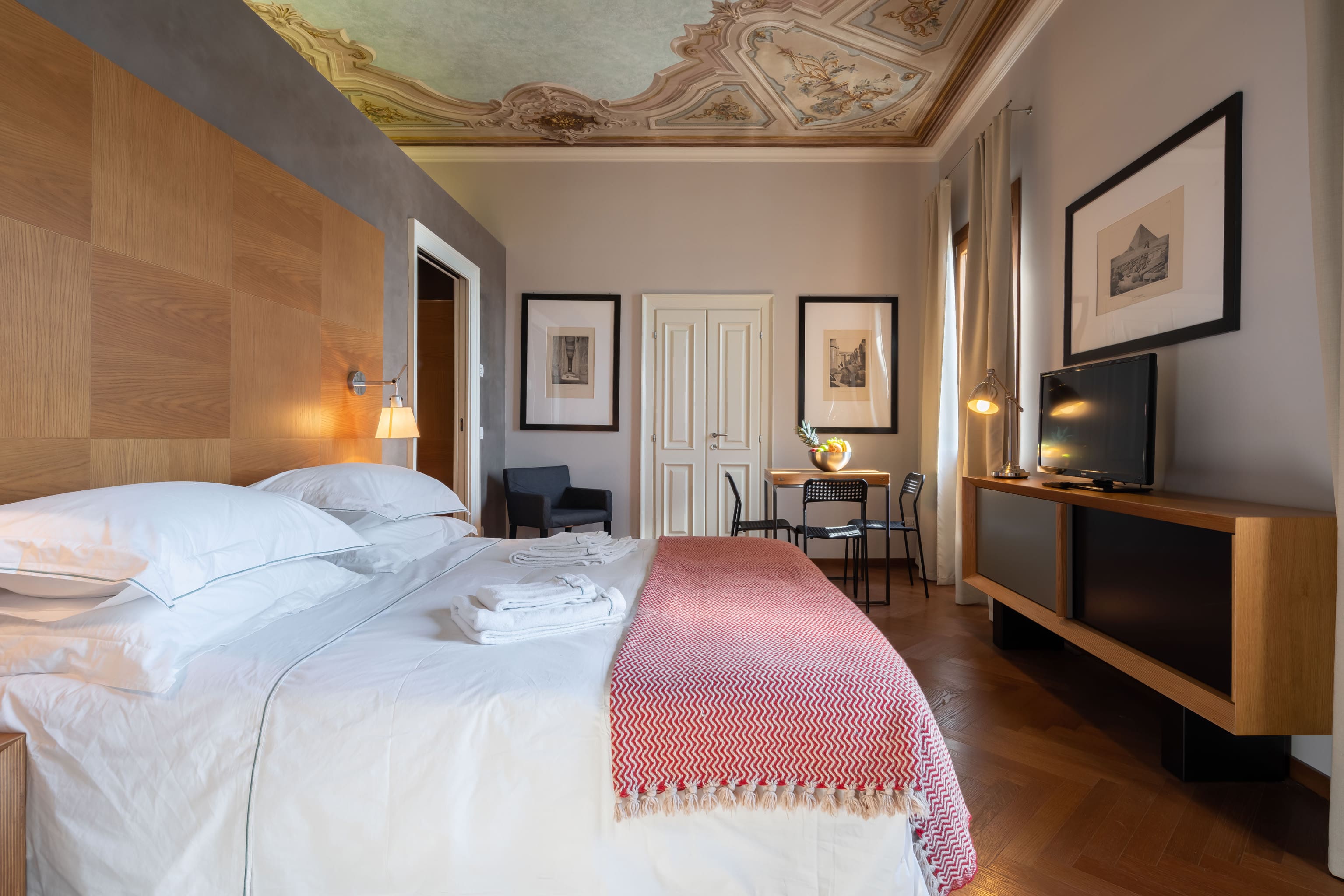 Palazzo del Canale: Elegant Luxury Apartment Rental with Grand Canal Views, Venice