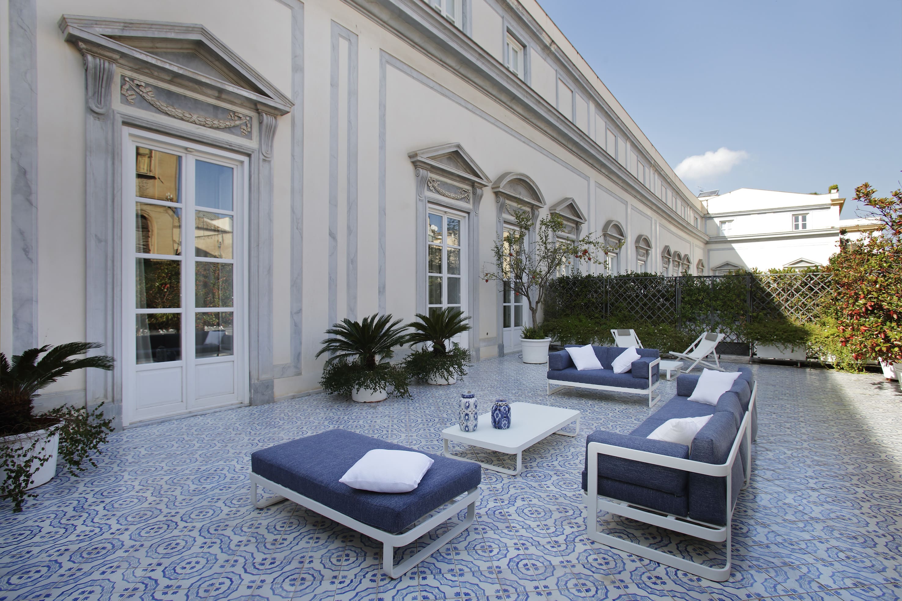 Palazzo del Sole: Elegant 4-Bedroom Apartment with Sauna, Palermo